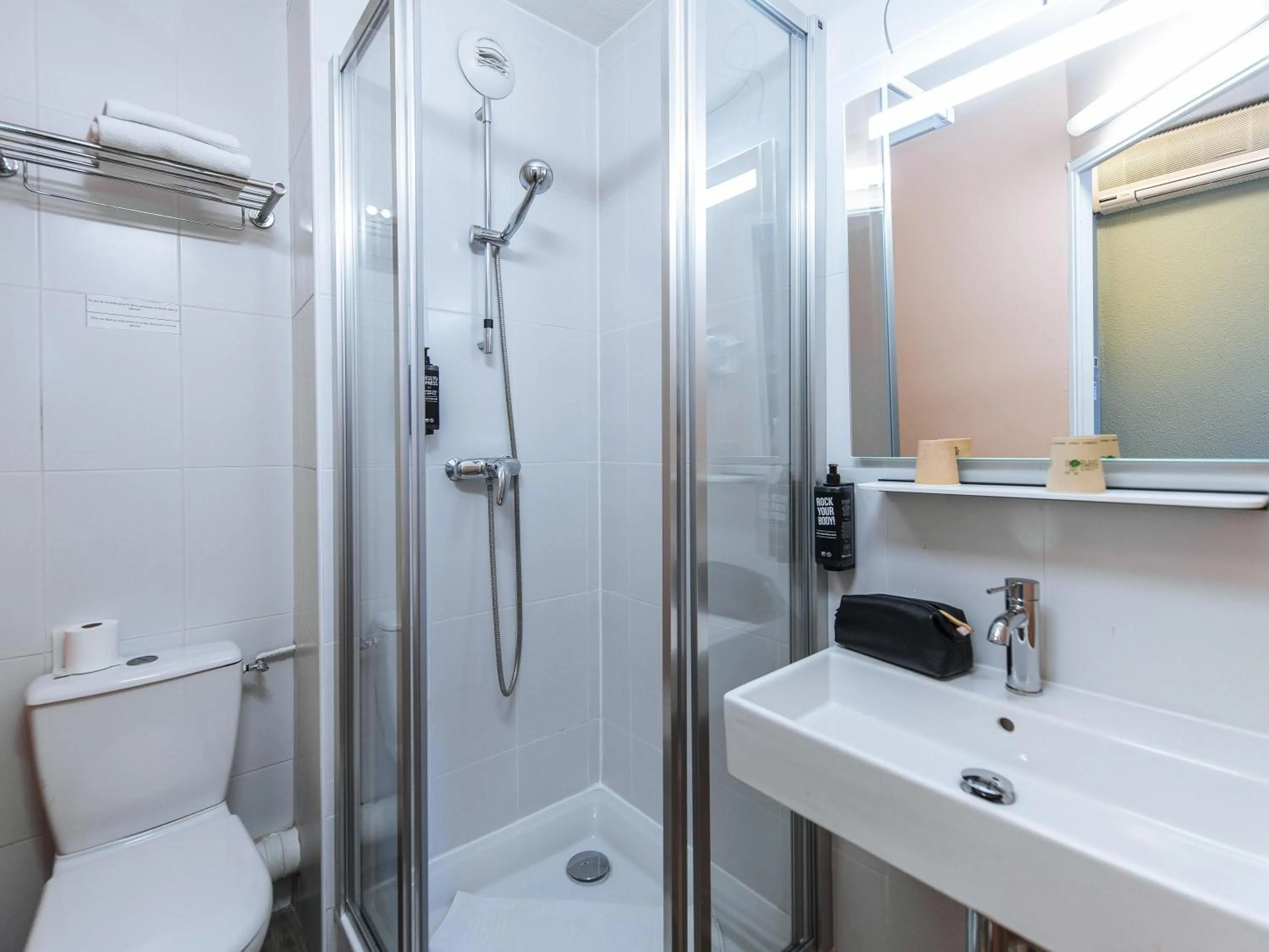 Standard Twin Room - single occupancy in Ibis Styles Lyon Croix Rousse