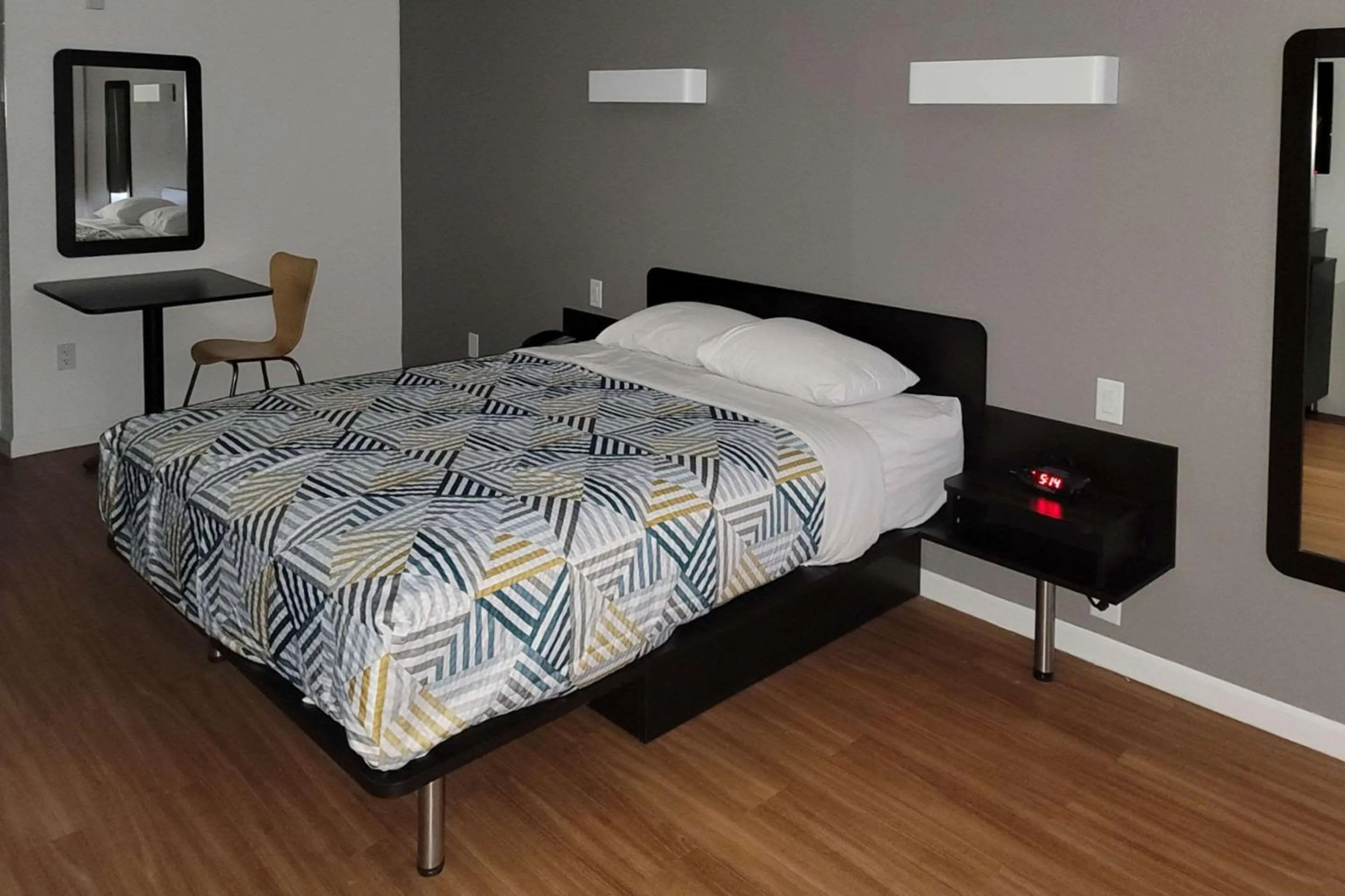 Queen Room  with Bathtub - Non Smoking in Rodeway Inn & Suites Thousand Palms - Rancho Mirage