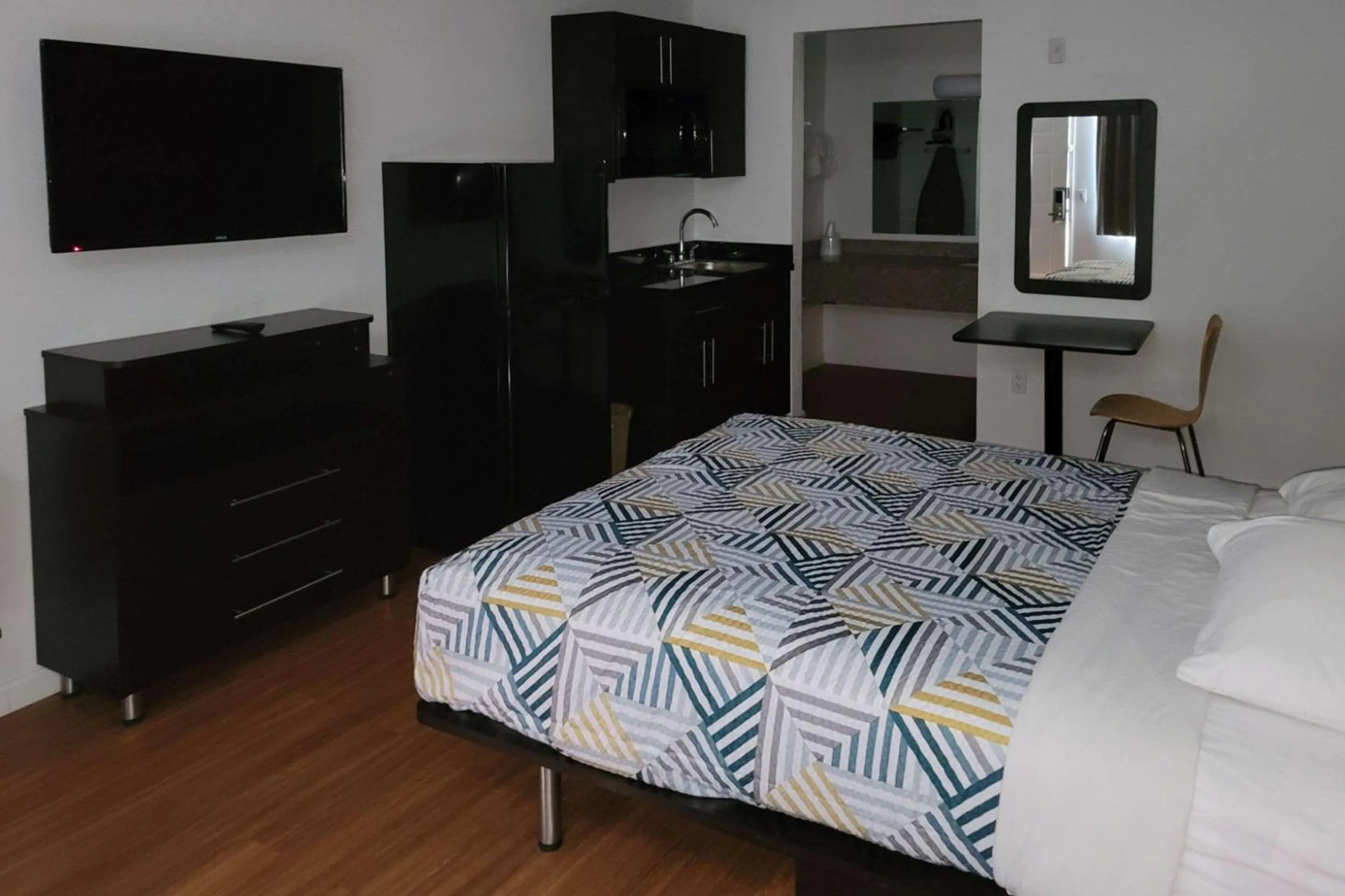 Queen Room with Roll-In Shower - Disability Access/Non Smoking in Rodeway Inn & Suites Thousand Palms - Rancho Mirage