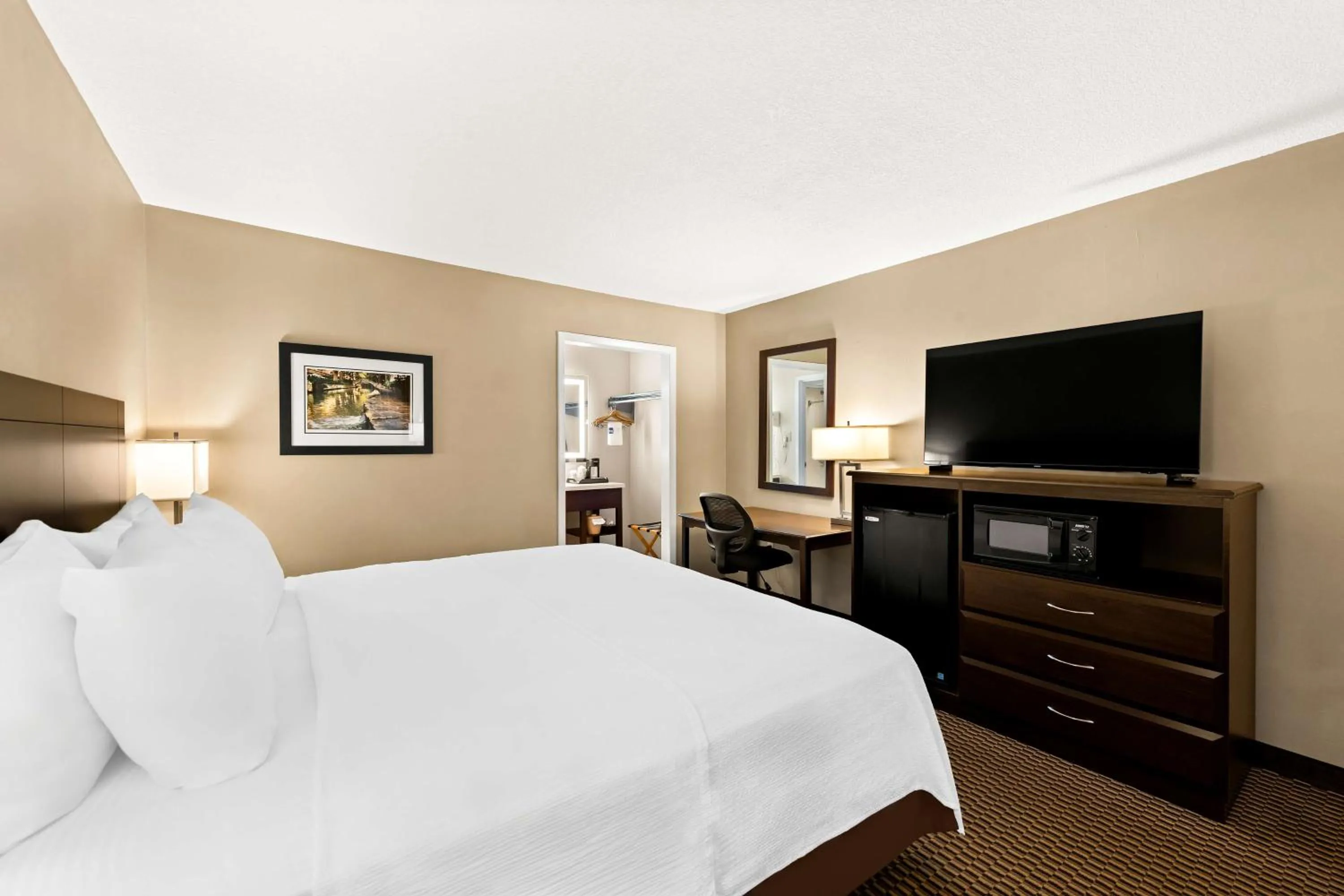 King Room with Pool View - Non-Smoking in Best Western State Fair Inn