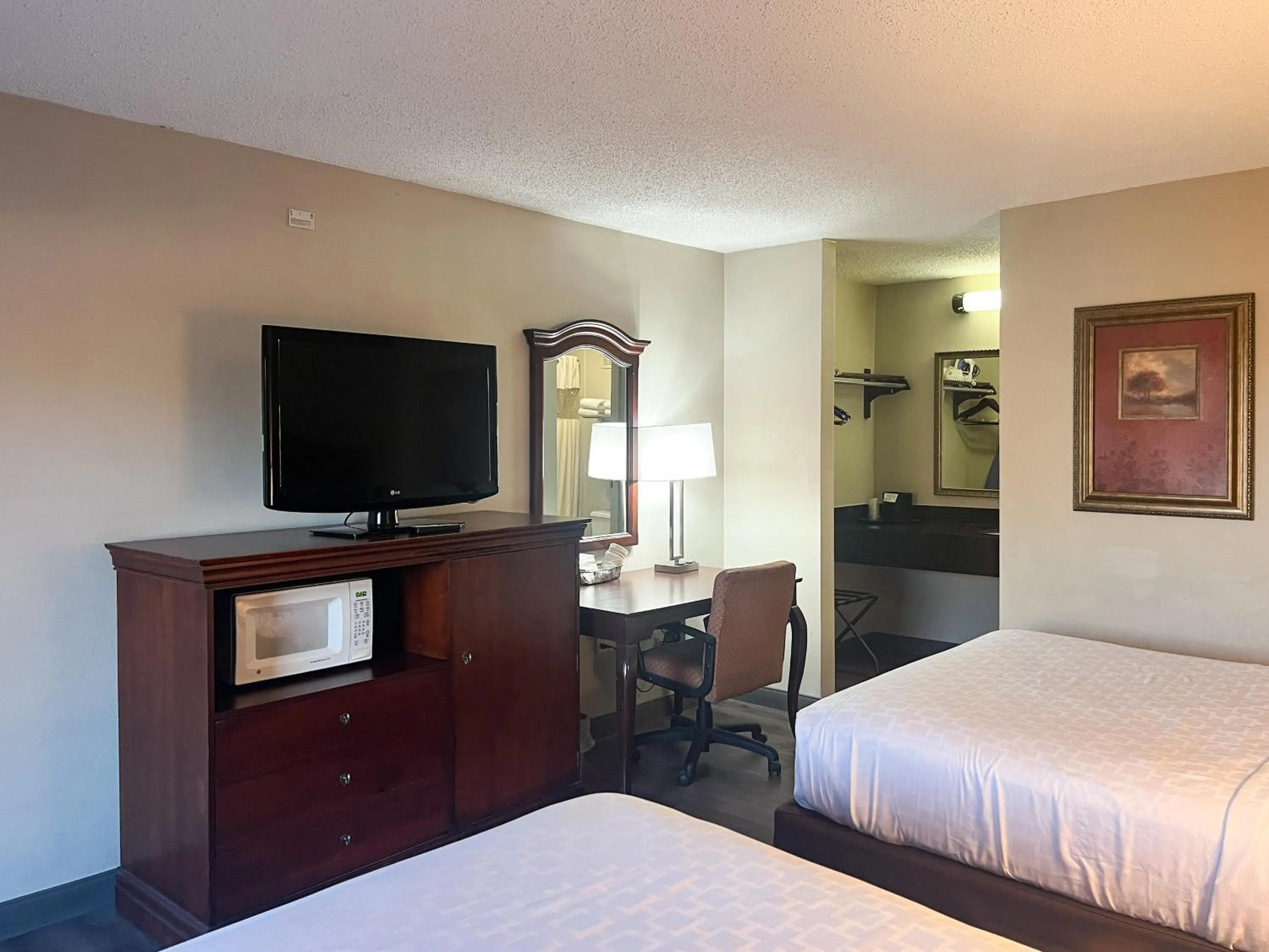 Queen Room with Two Queen Beds - Smoking in Best Western Aquia Quantico