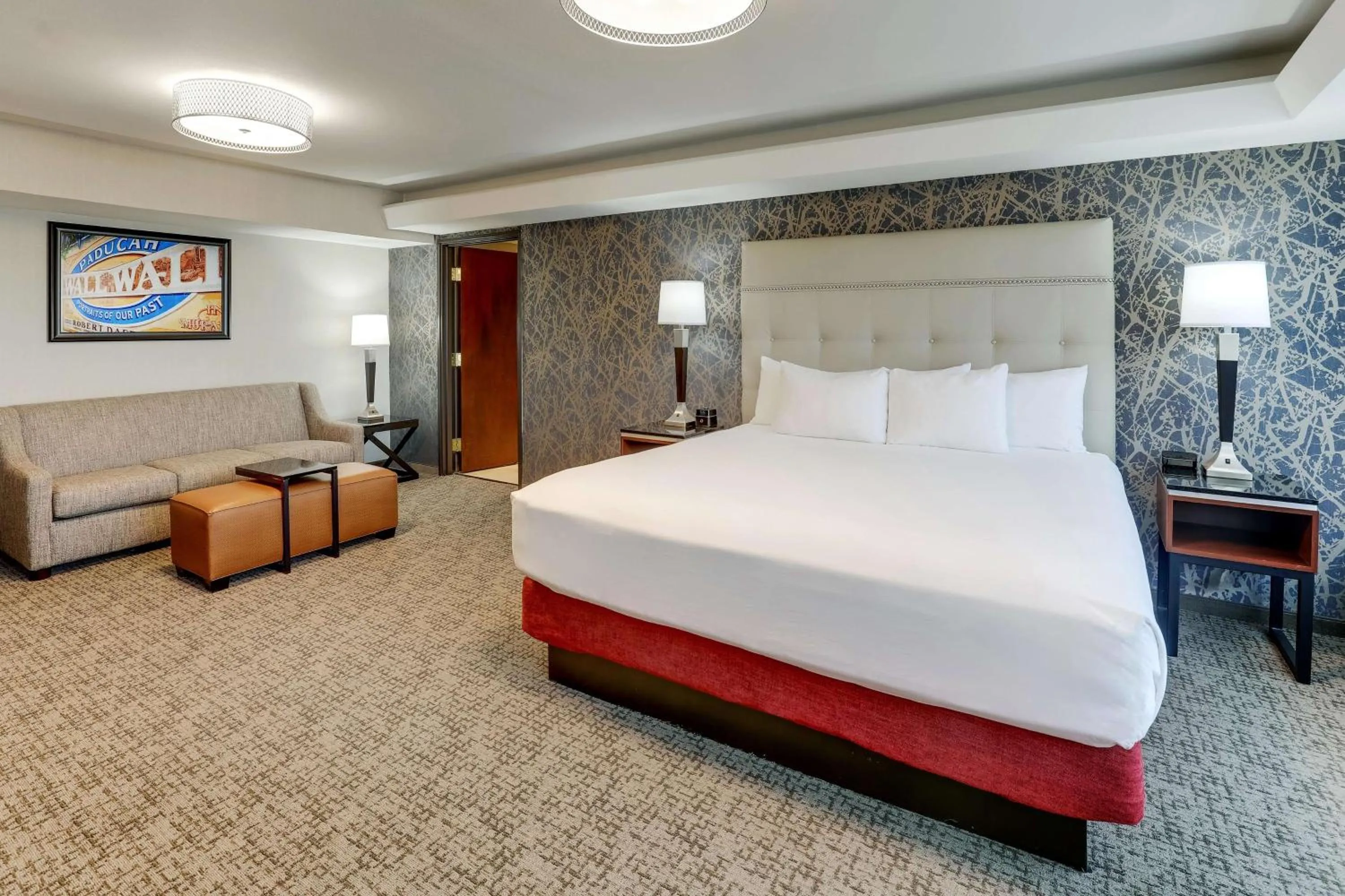 Deluxe King Room with Sofa Bed in Drury Inn Paducah