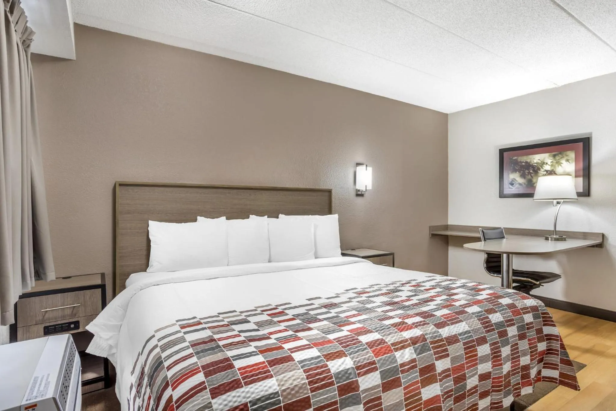 Superior King Room Smoke Free in Red Roof Inn Tinton Falls-Jersey Shore