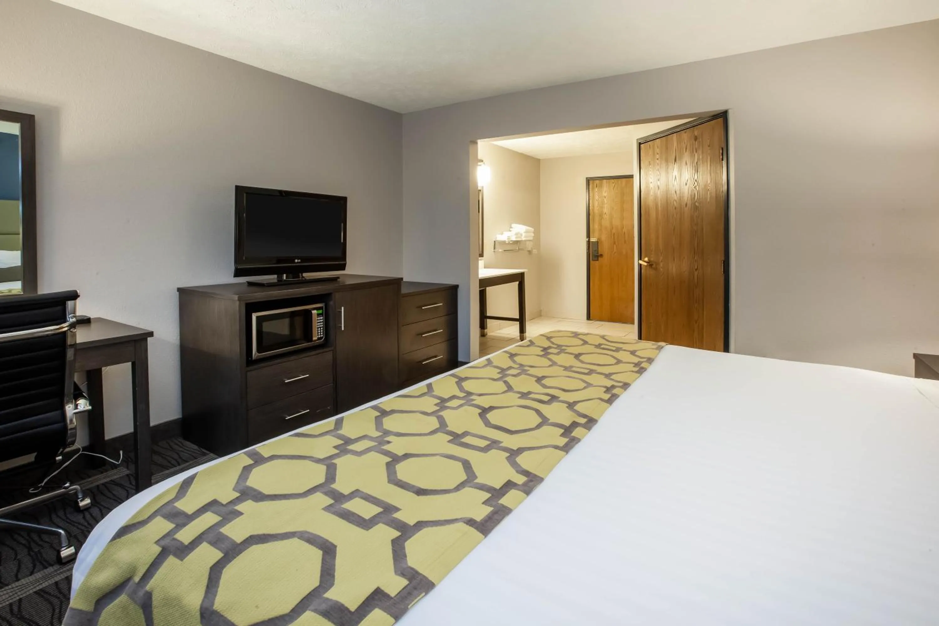 King Room - Disability Access - Non-Smoking in Baymont by Wyndham Traverse City