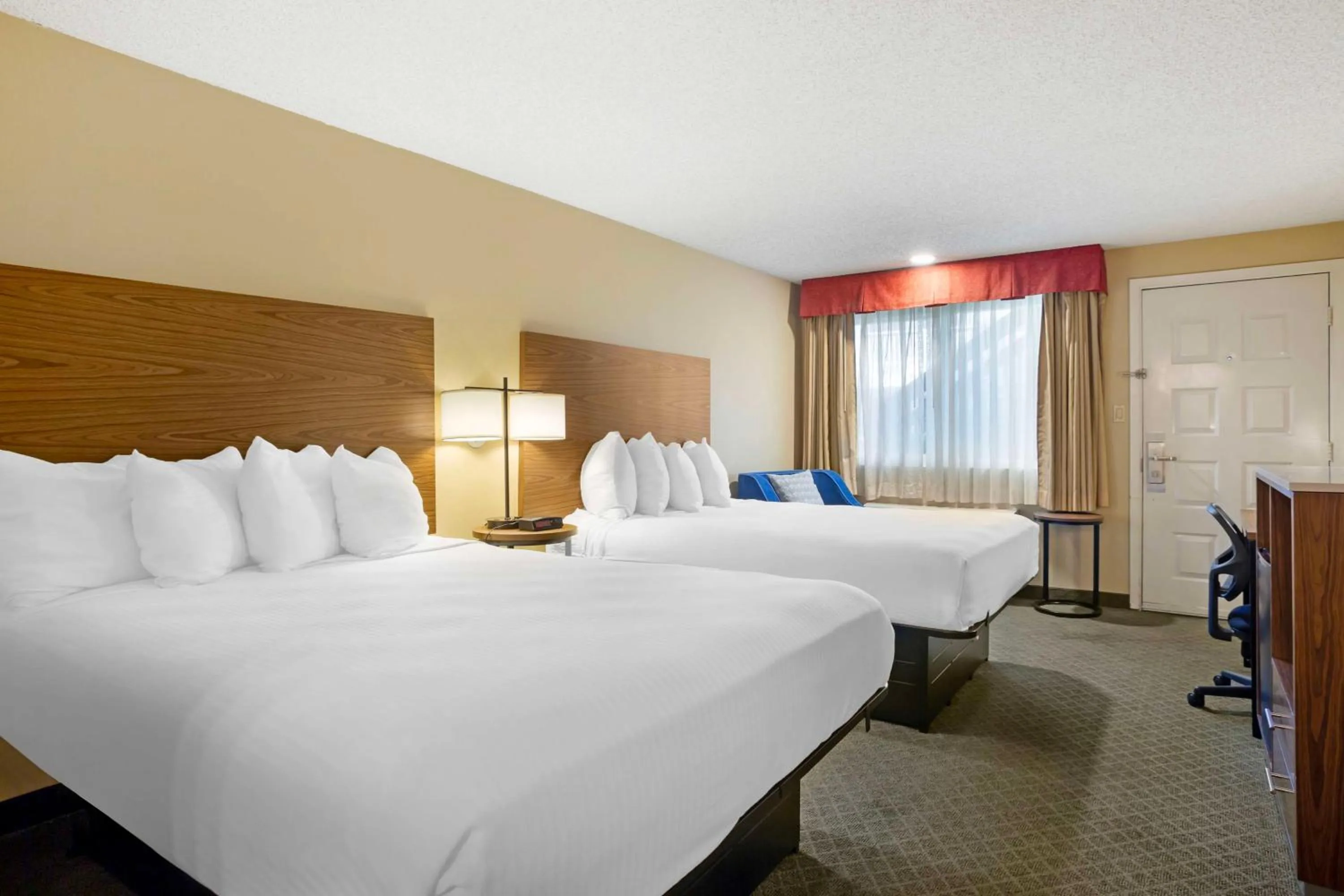 Queen Room with Two Queen Beds and Bath Tub - Disability Access/Non-Smoking in Best Western Shadow Inn