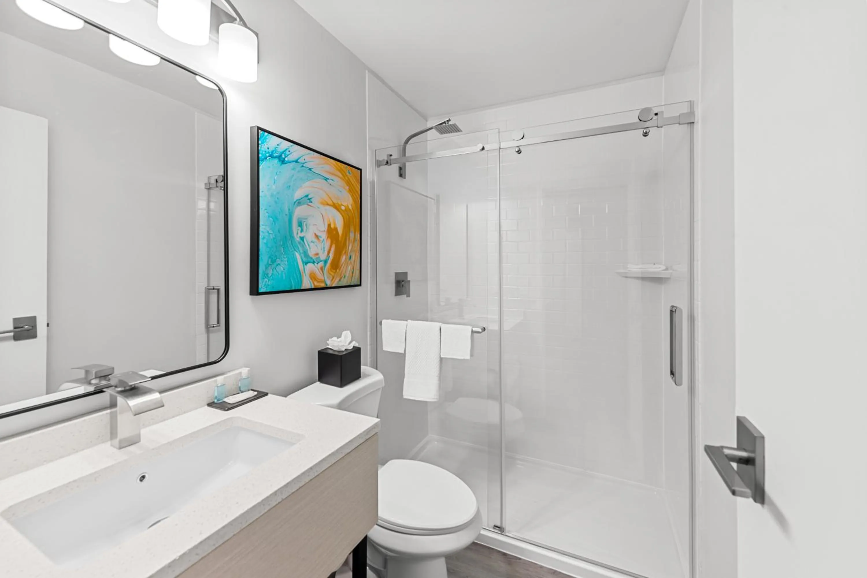 Queen Suite - Roll In Shower/Accessible Tub - Non Smoking in Suburban Studios Columbus North