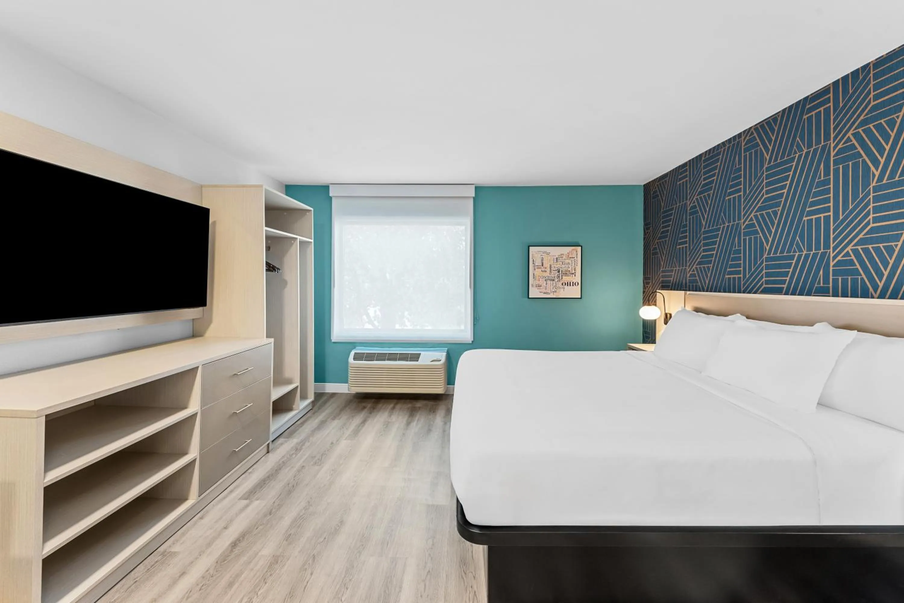 Queen Suite - Non Smoking/Pet Friendly in Suburban Studios Columbus North