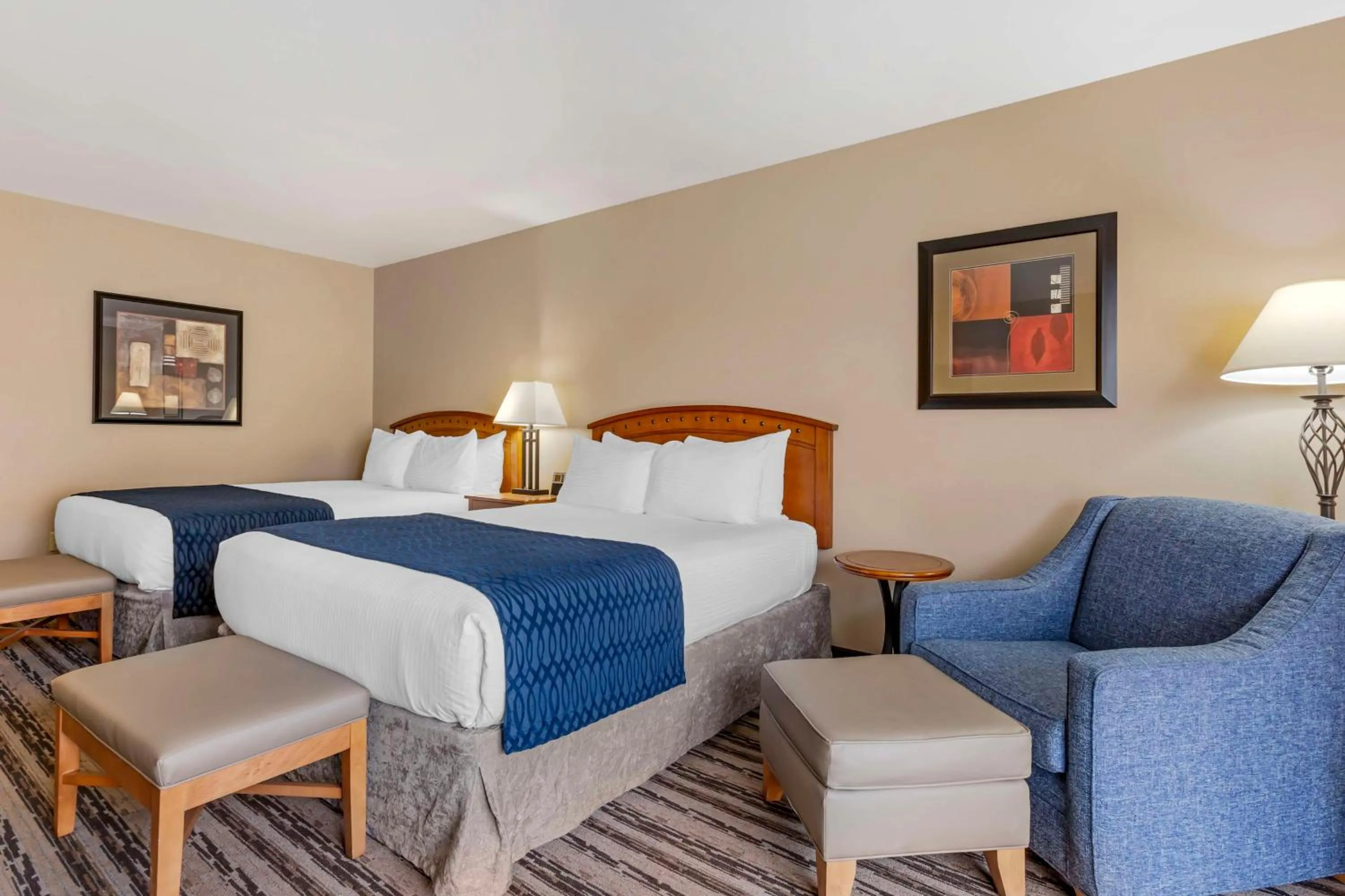 Queen Room with Two Queen Beds and Patio in Best Western Sunset Inn