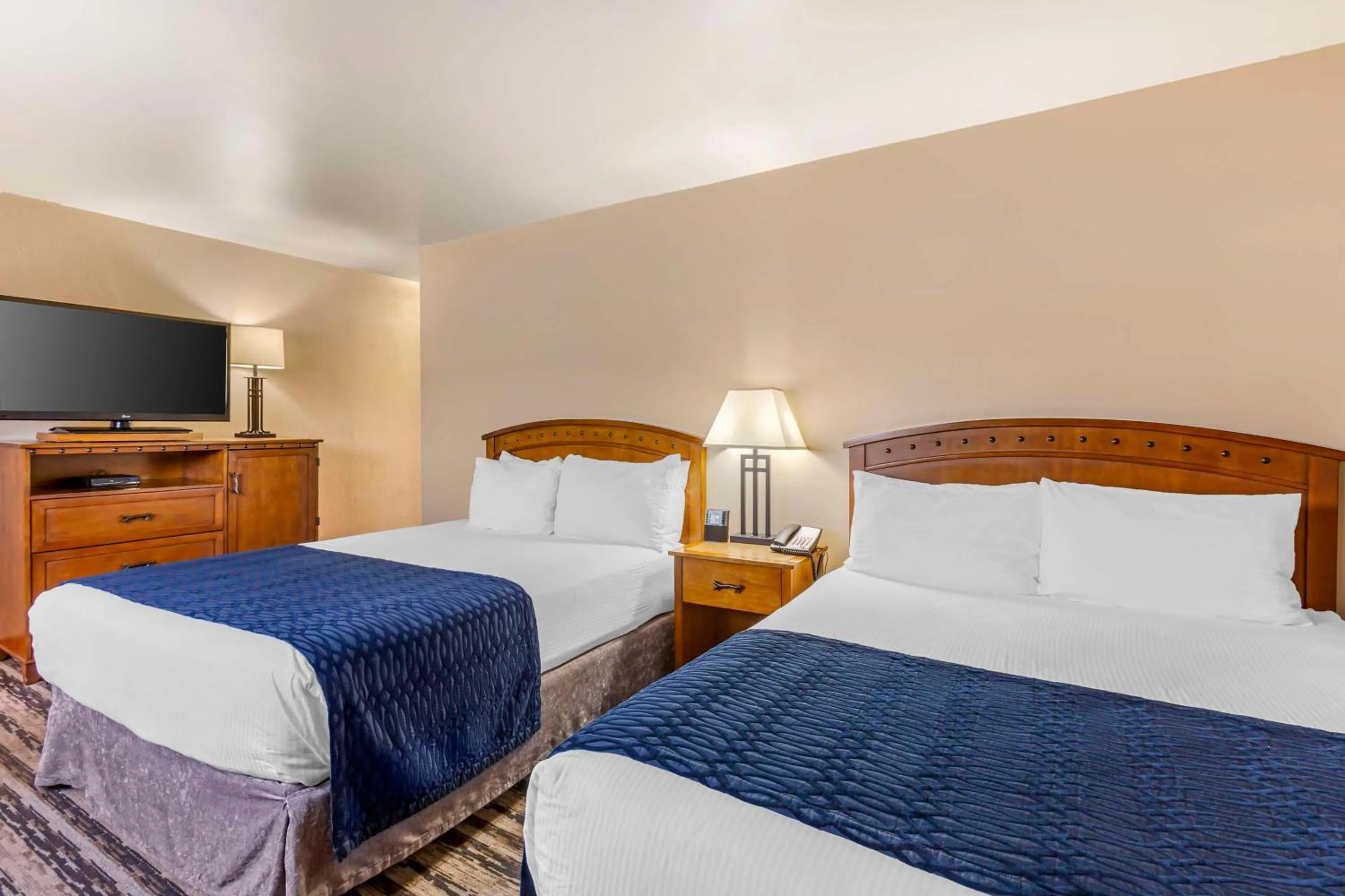 Two-Bedroom Queen Suite in Best Western Sunset Inn