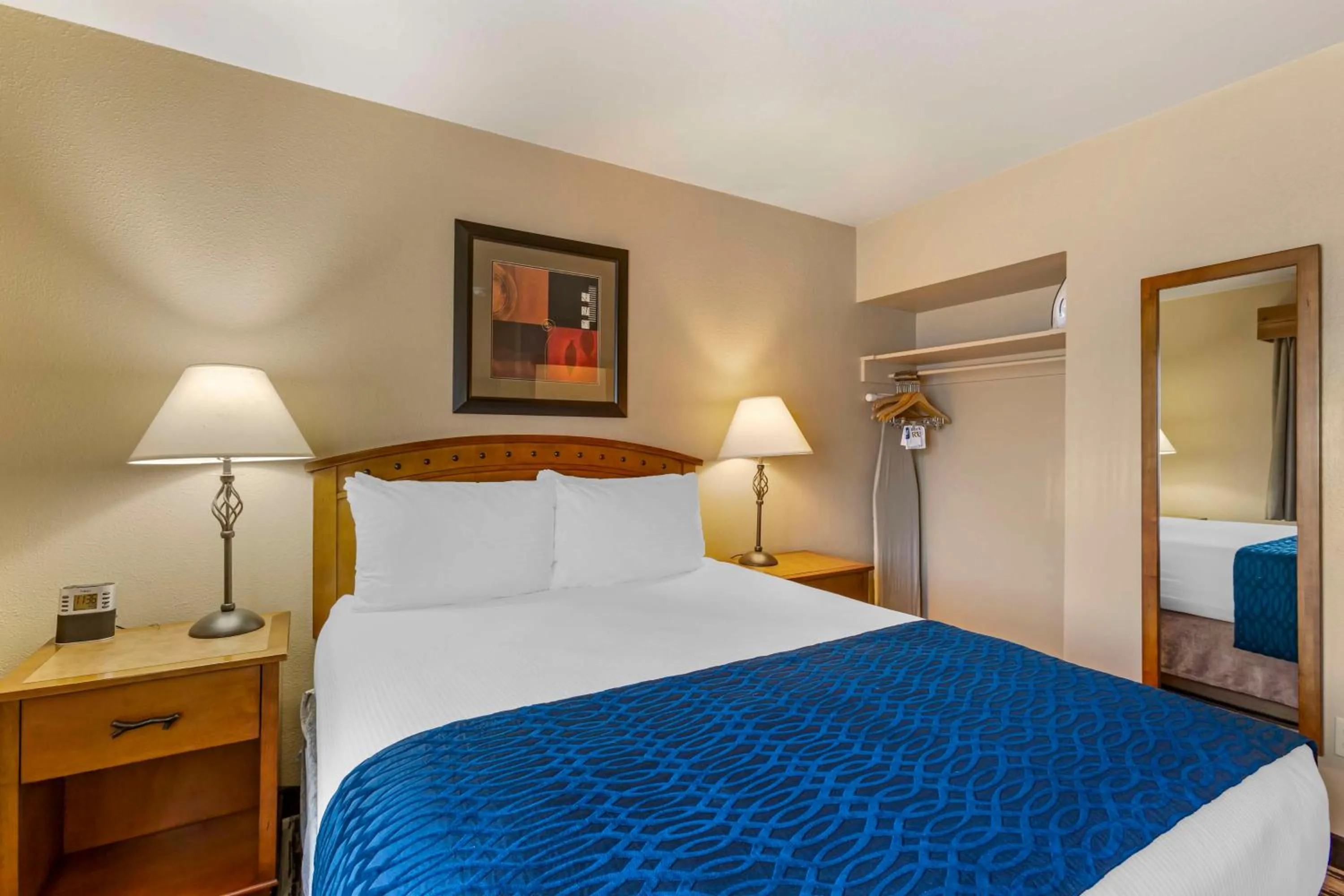 Two-Bedroom Queen Room with Two Queen Beds in Best Western Sunset Inn