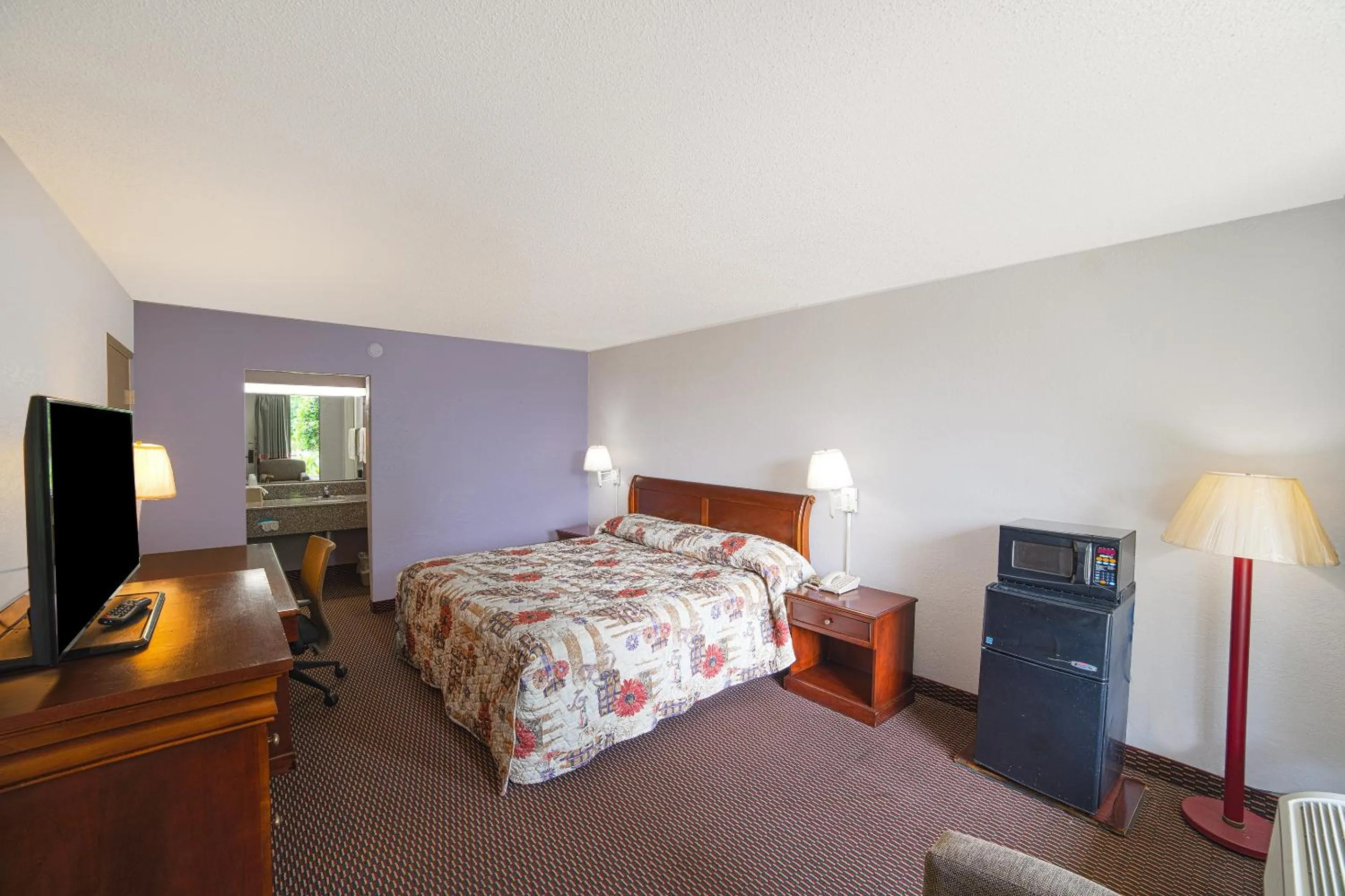 King Bed Non-Smoking in Masters Inn Selma Smithfield I-95 By OYO