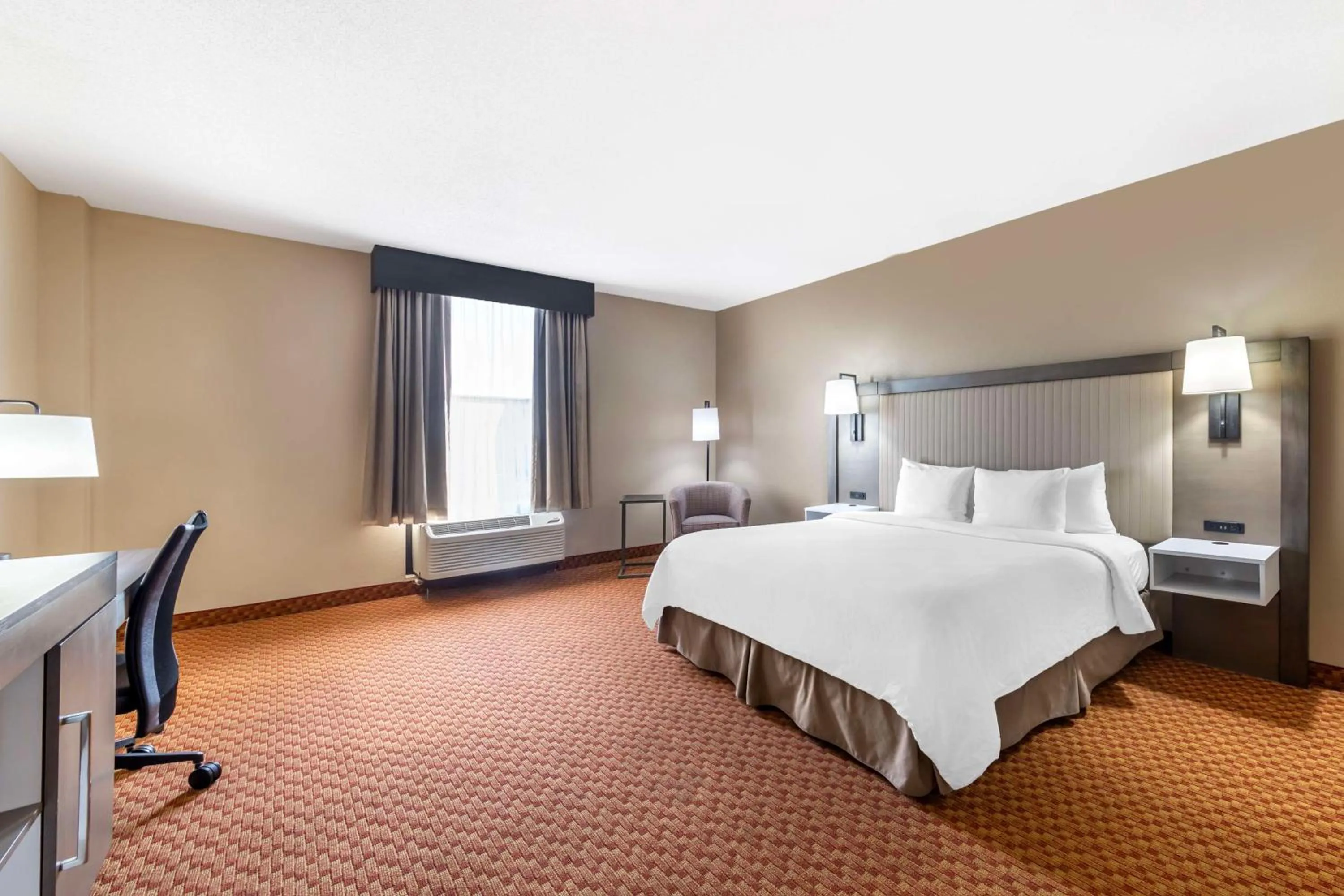 King Room with Roll-in Shower - Disability Access/Non-Smoking in Best Western Plus Kendall Hotel & Suites