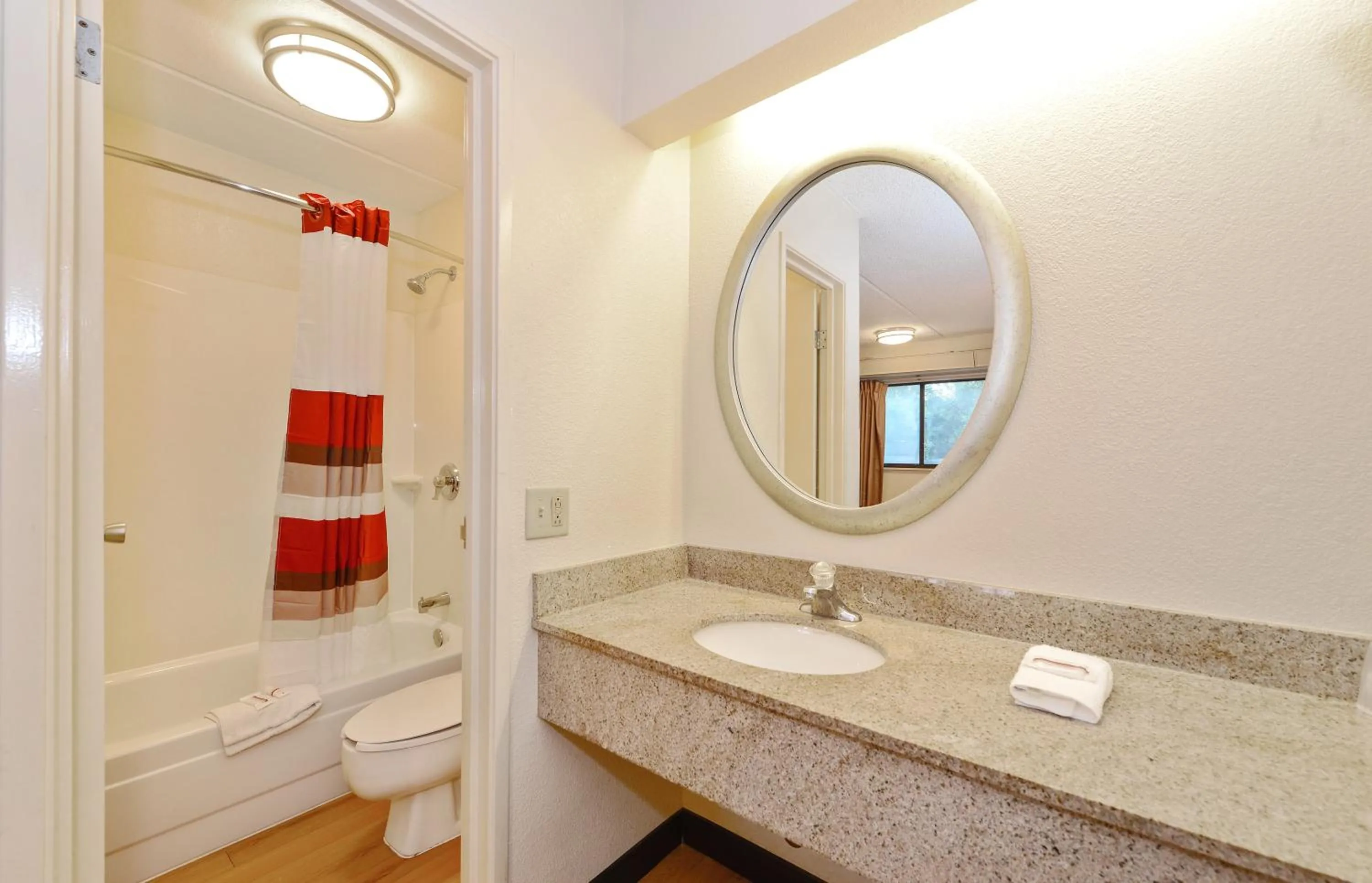 Superior King Room - Smoke Free in Red Roof Inn Akron