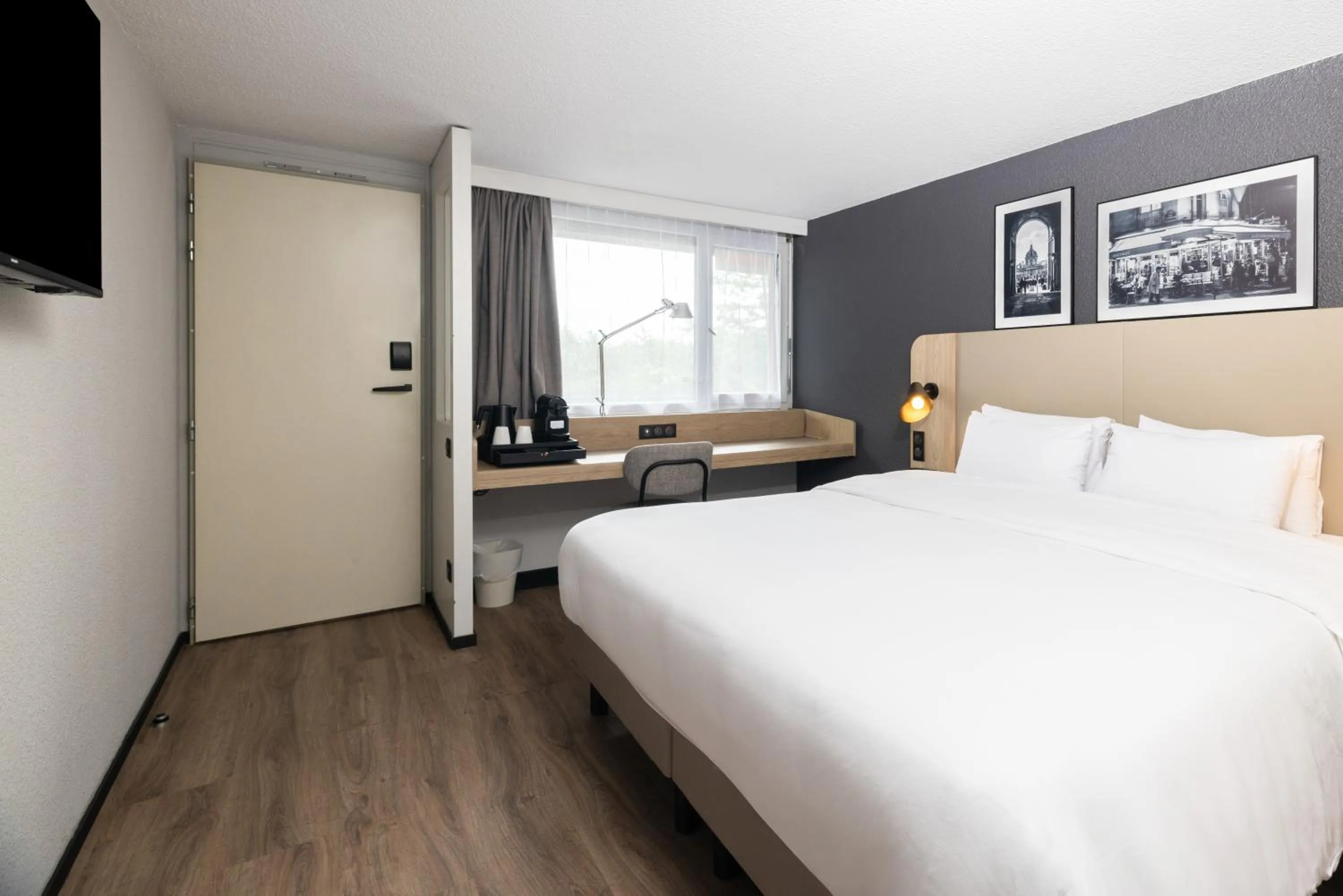 Superior Room - 1 King Bed in Campanile NATURE - Bordeaux Lac