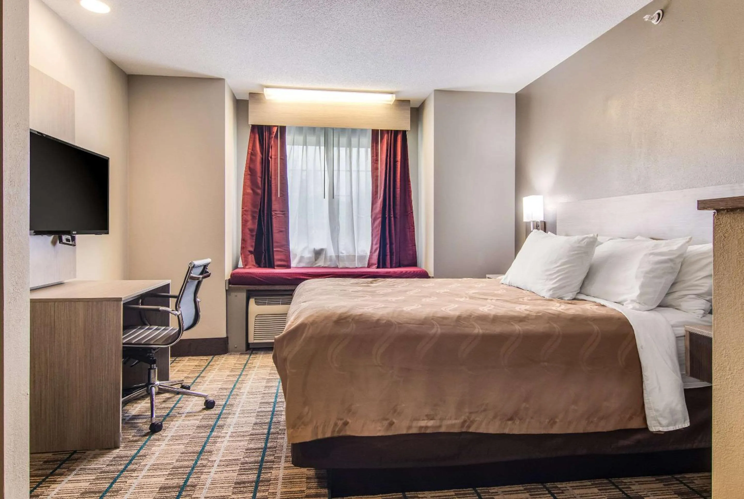Queen Room - Non-Smoking in Quality Inn & Suites Grove City-Outlet Mall