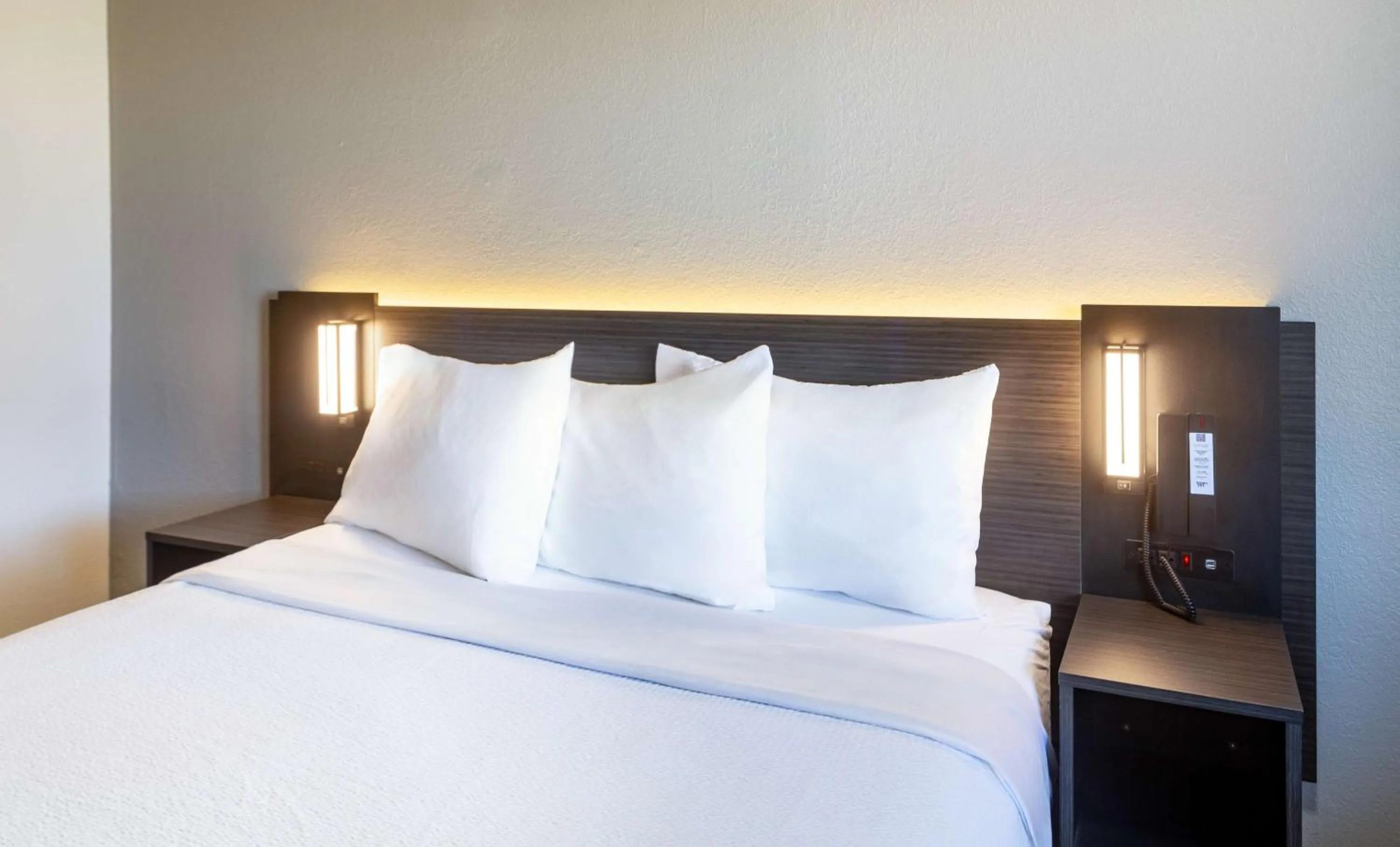 Deluxe Queen Room - Non-Smoking in Motel 6-Del Rio, TX