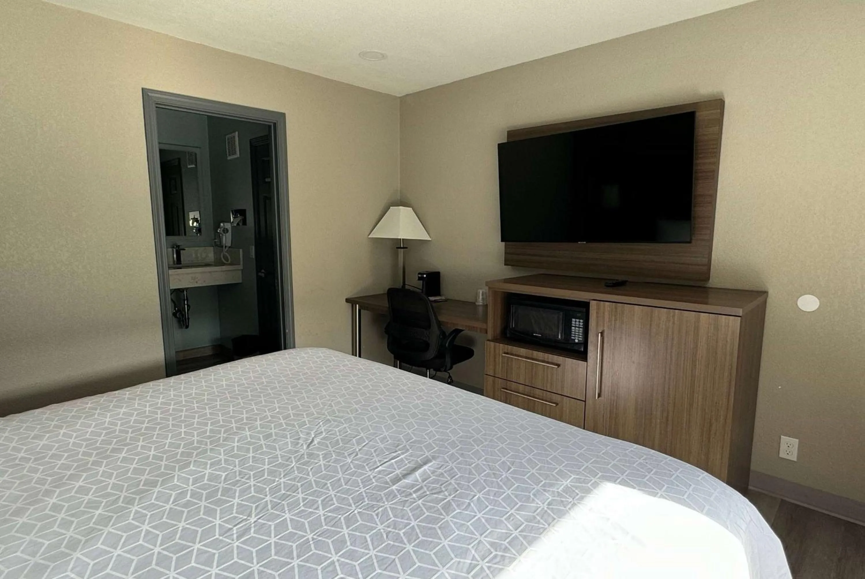 King Room with Mobility Access and Shower with Grab Bars, Non-Smoking in Baymont by Wyndham Coalinga