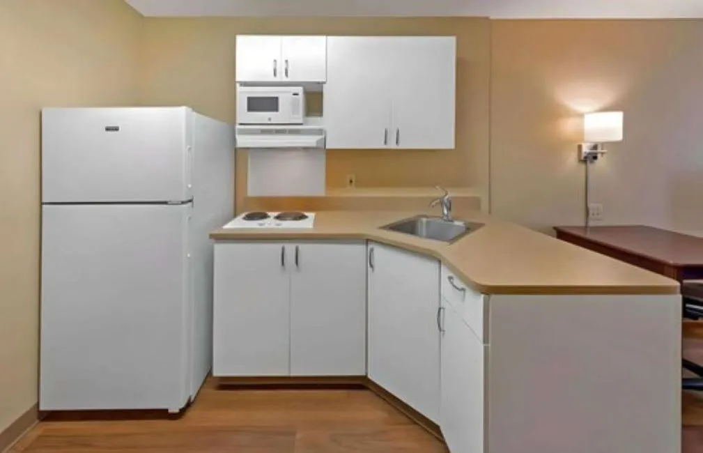 King Room with Dishwasher - Non Smoking in MainStay Suites Chicago Hillside