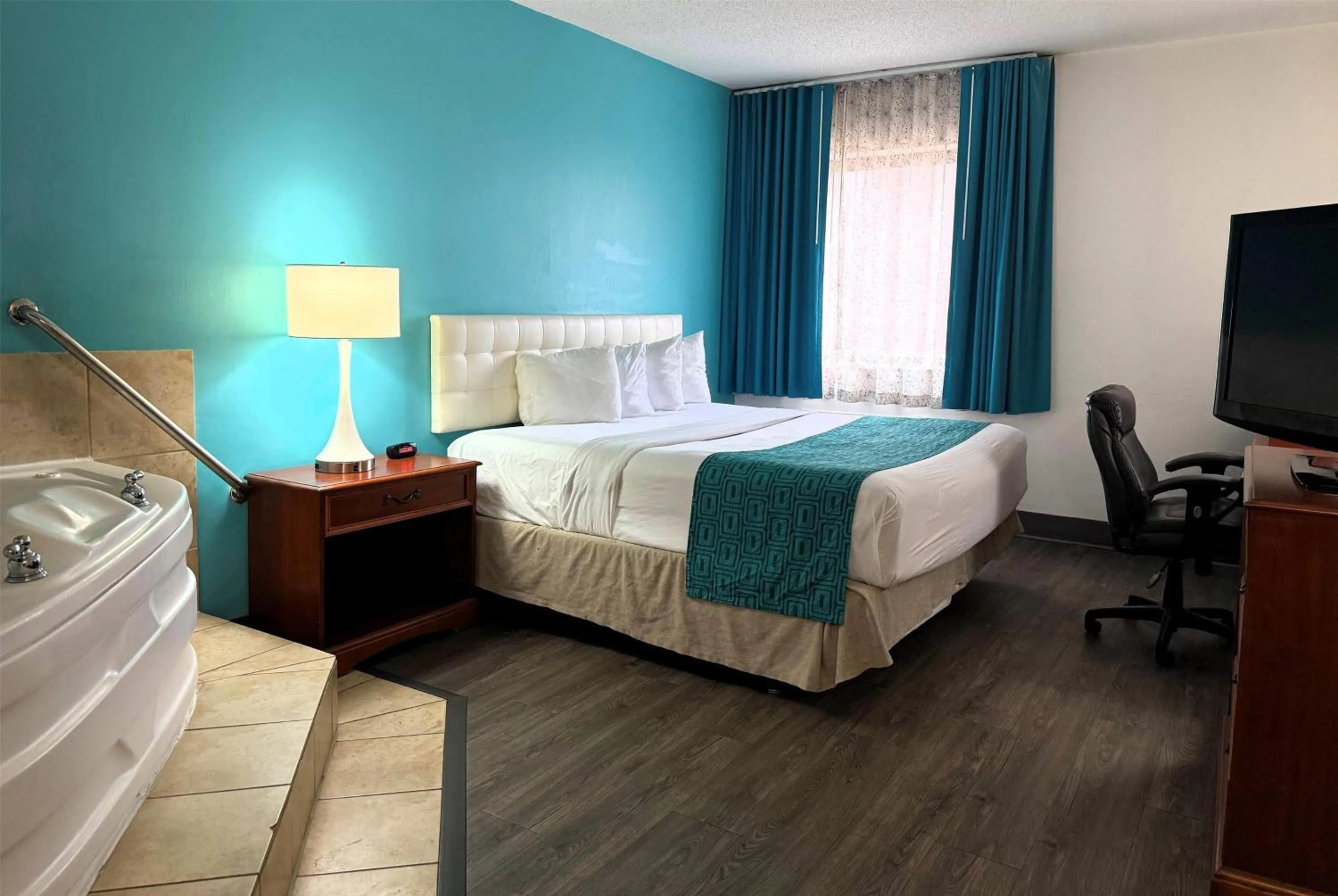 King Studio Suite - Non-Smoking in Howard Johnson by Wyndham Evansville East