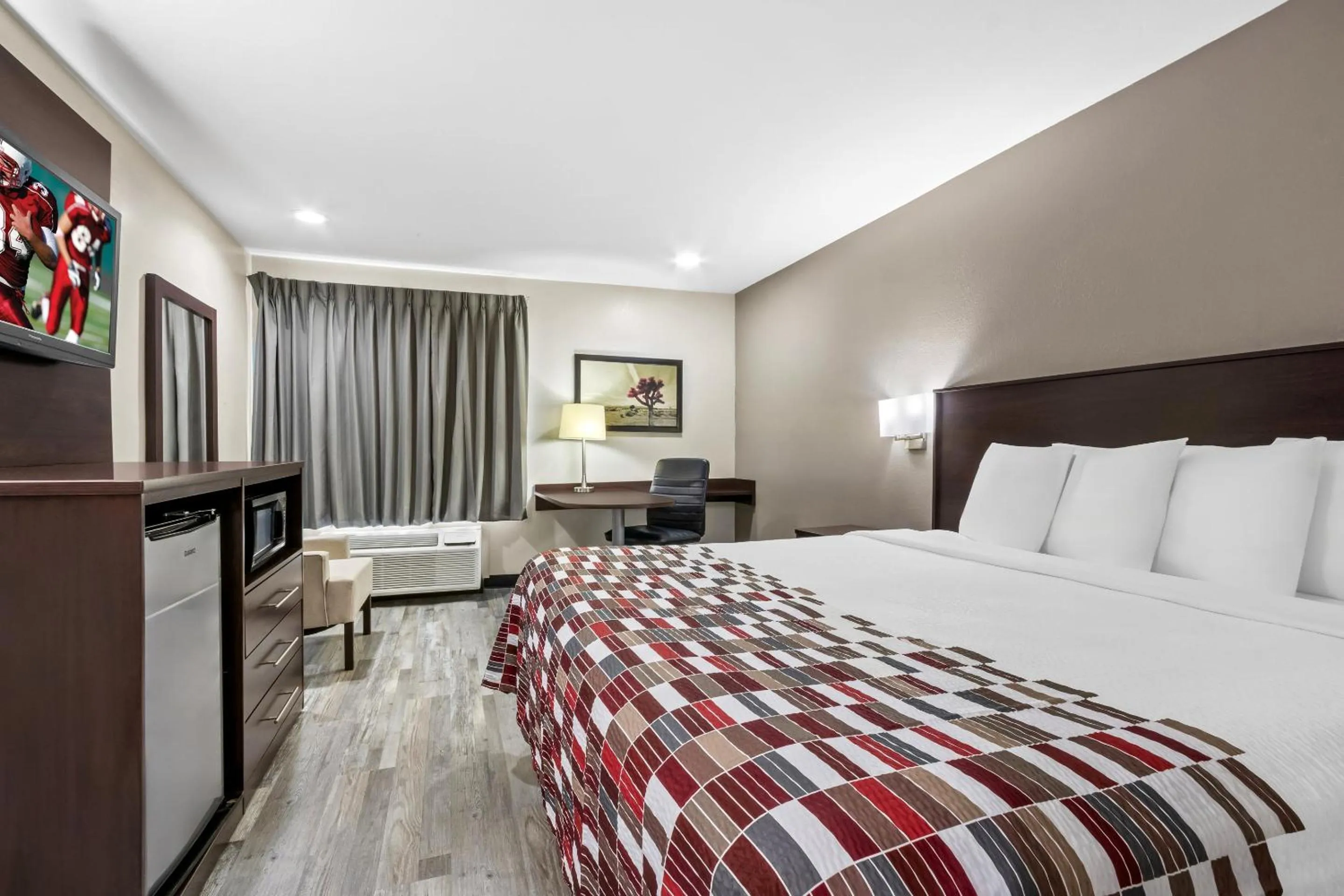 Superior King Room Smoke Free in Red Roof Inn Phoenix North - I-17 at Bell Rd