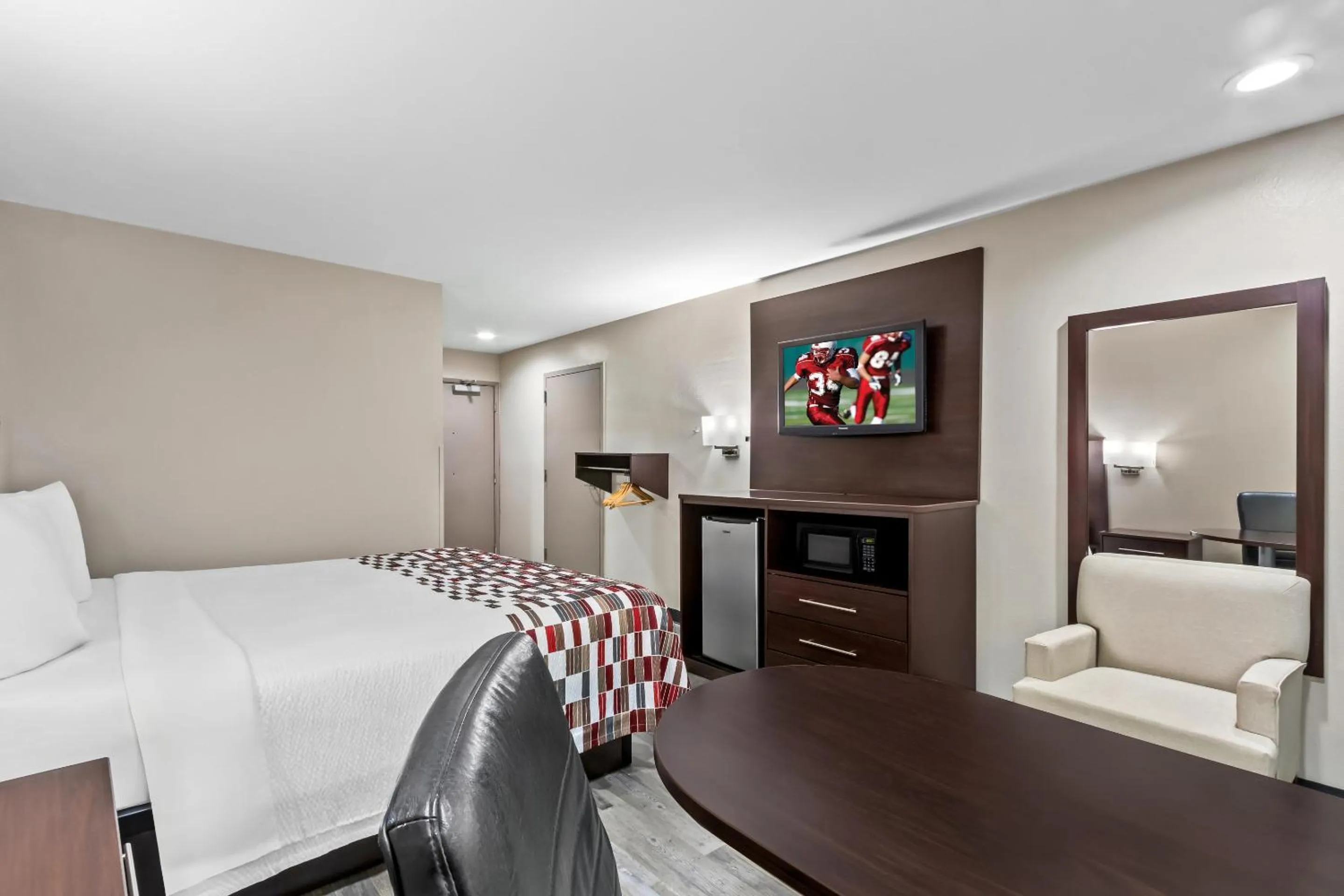 Superior King Room Disability Access Smoke Free in Red Roof Inn Phoenix North - I-17 at Bell Rd