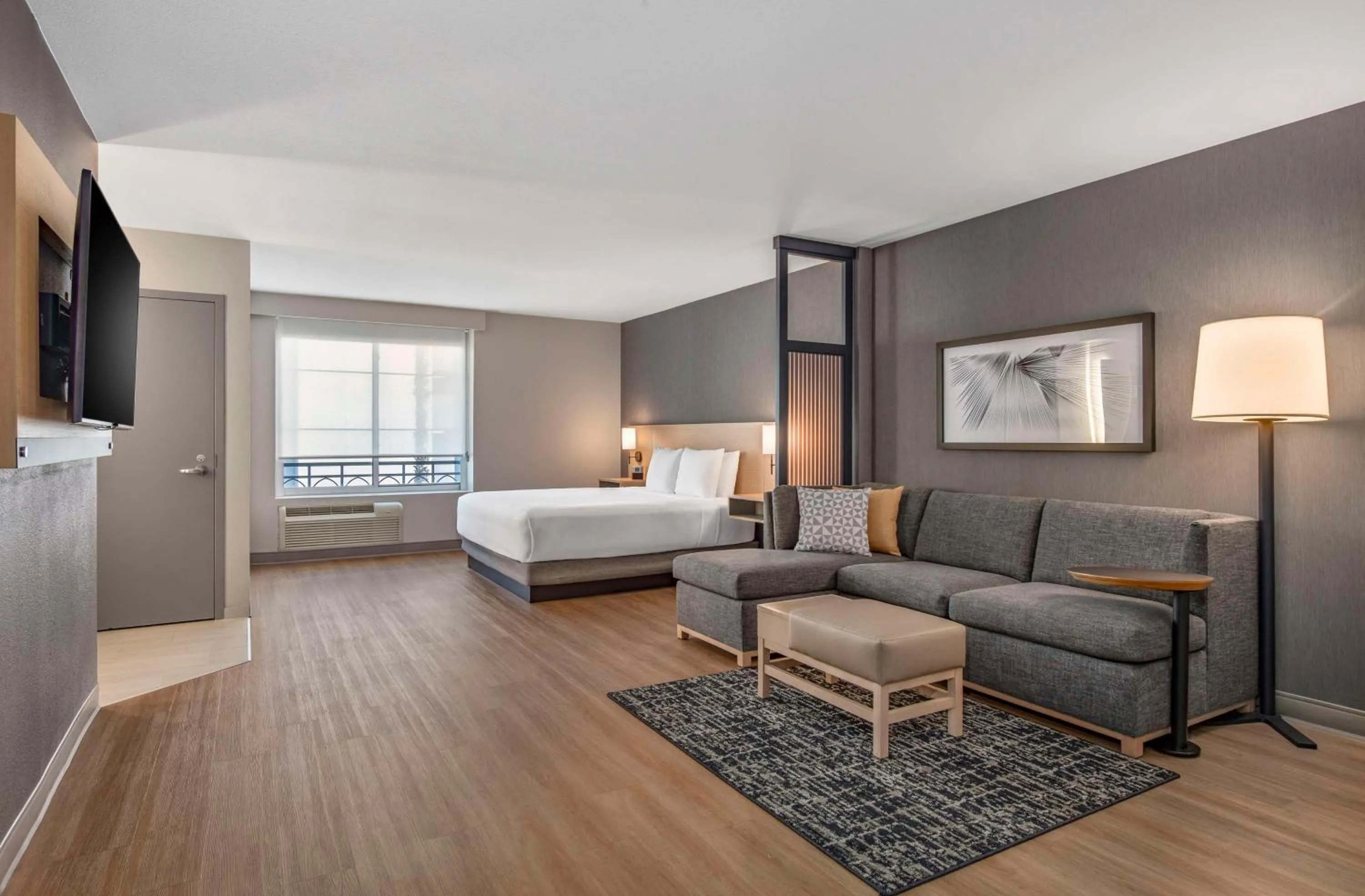 Corner Specialty King Room with Sofa Bed and City View in Hyatt Place Riverside Downtown