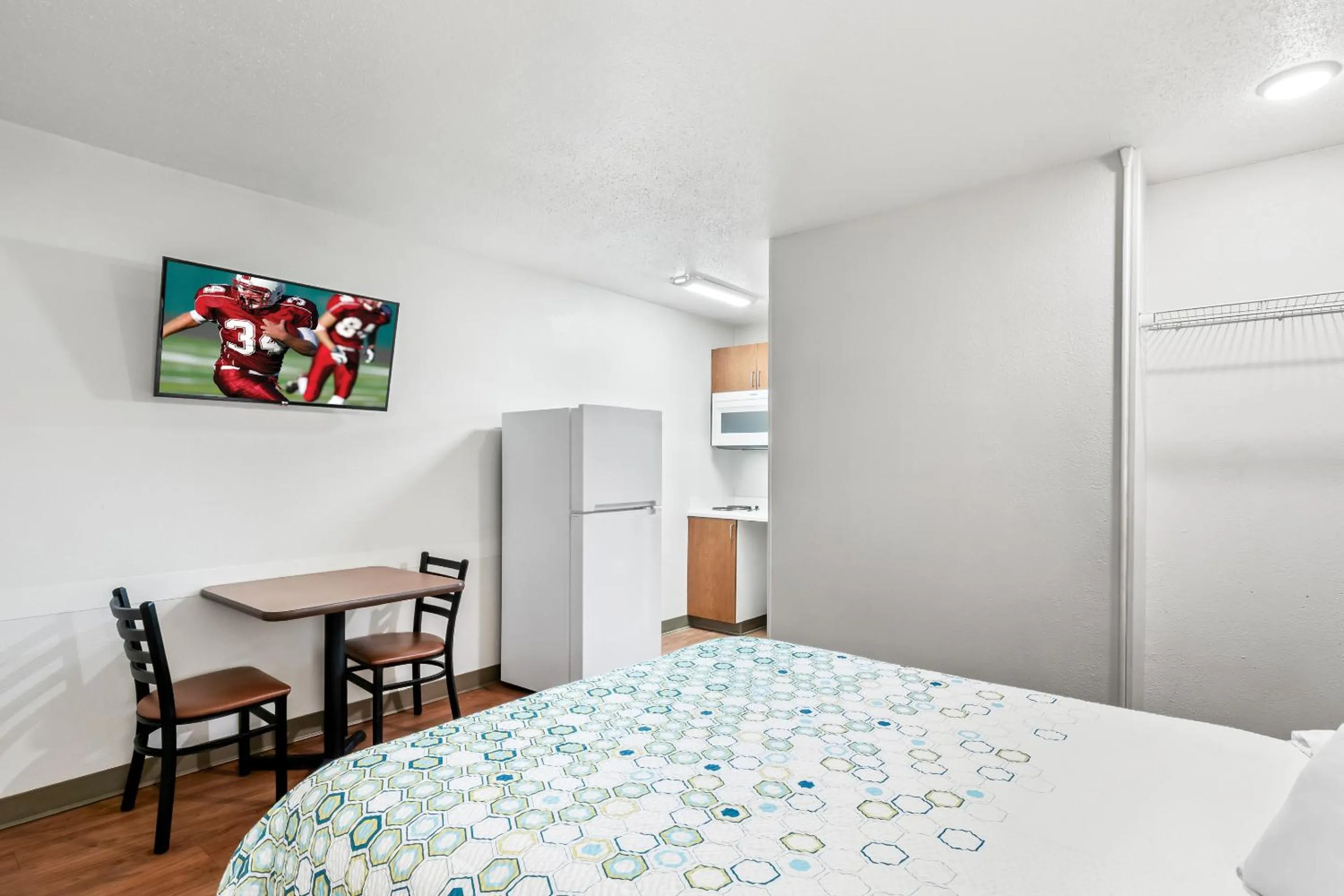 Studio with One Queen Bed Non - Smoking in HomeTowne Studios by Red Roof Detroit - Livonia