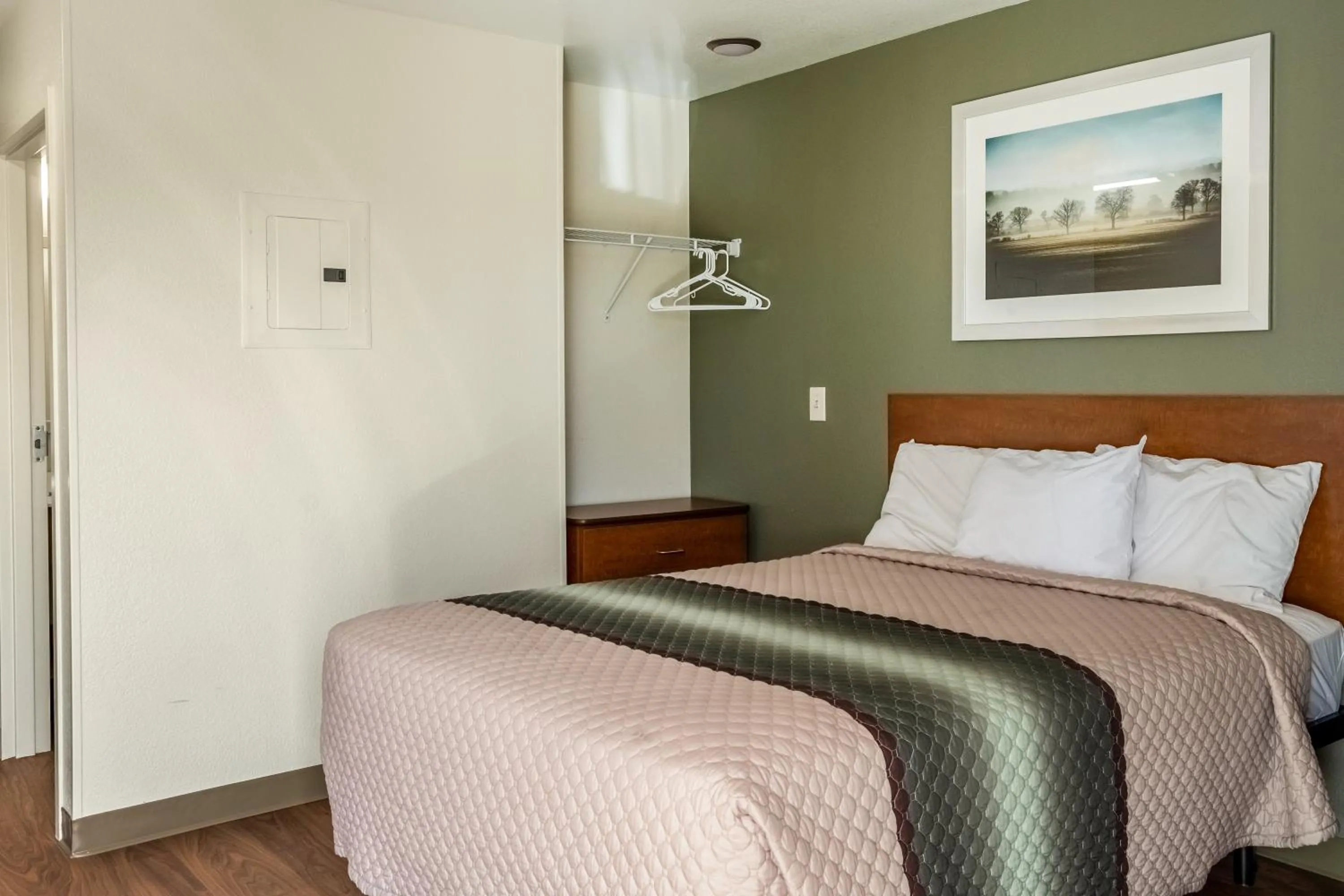 Studio Queen Room Disability Access Non-Smoking in HomeTowne Studios by Red Roof Eugene - Springfield