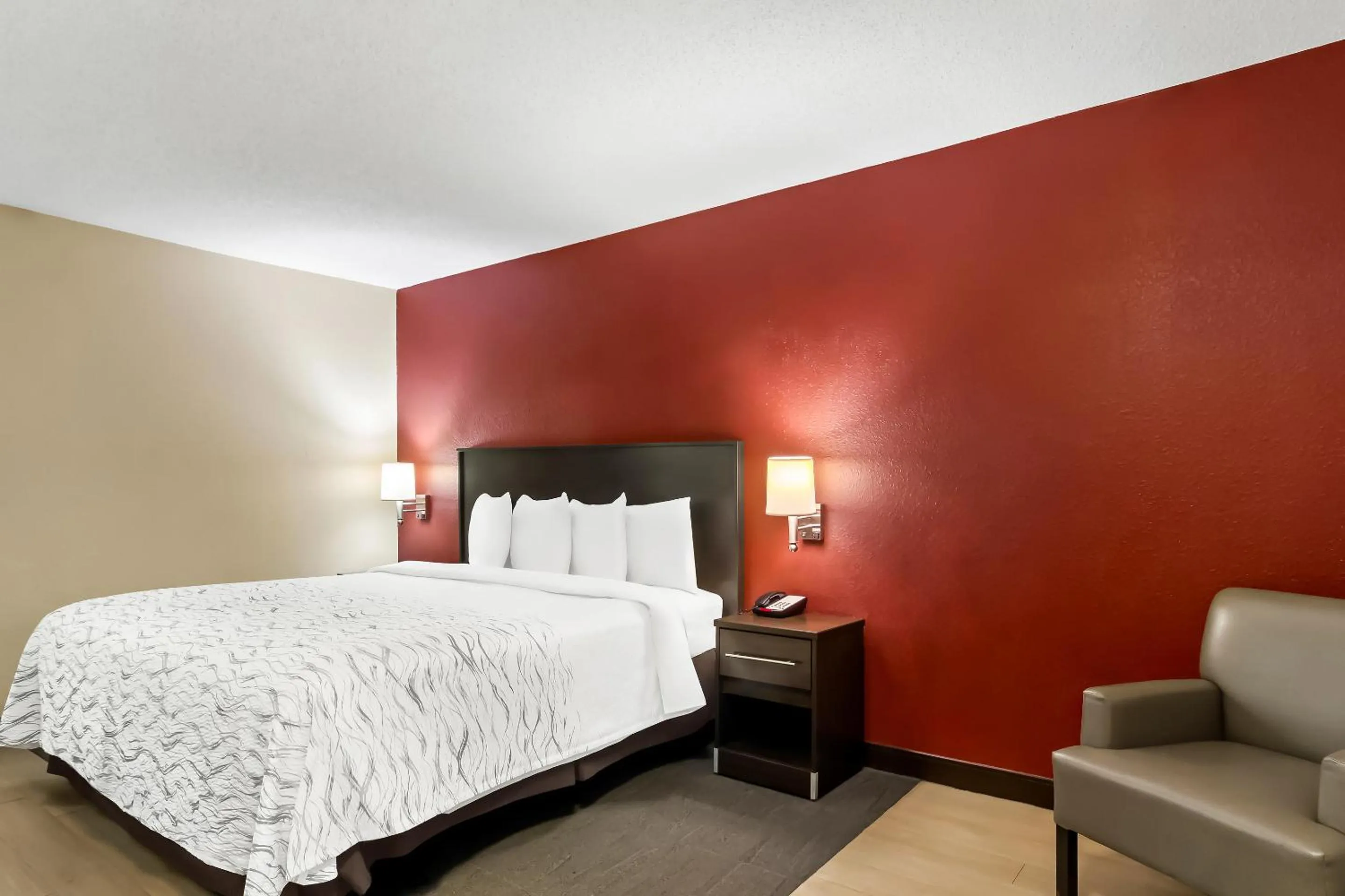 Superior King Room Smoke Free in Red Roof Inn PLUS+ Jacksonville – Southpoint