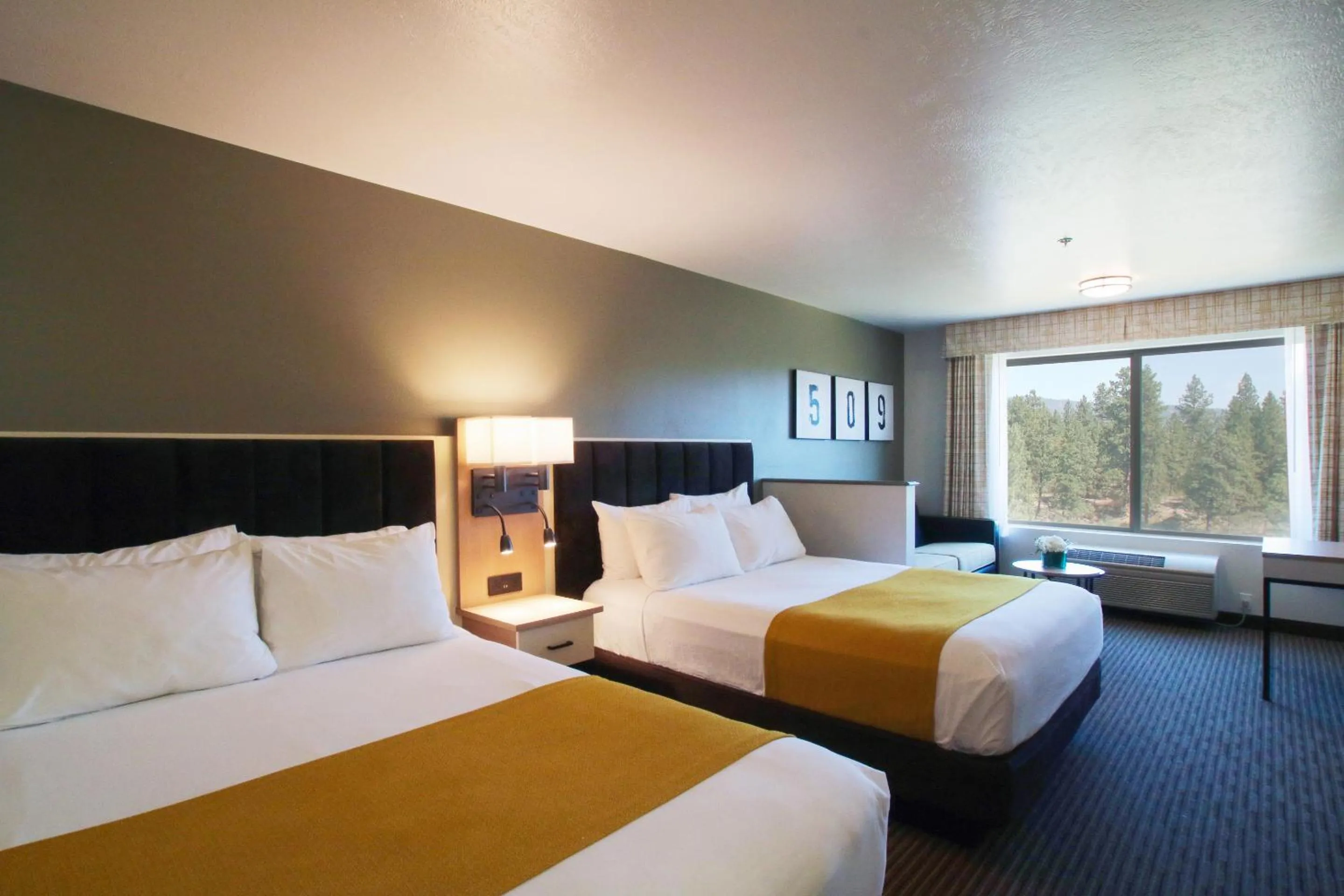 River Side 2 Queen Suite in Oxford Suites Spokane Valley