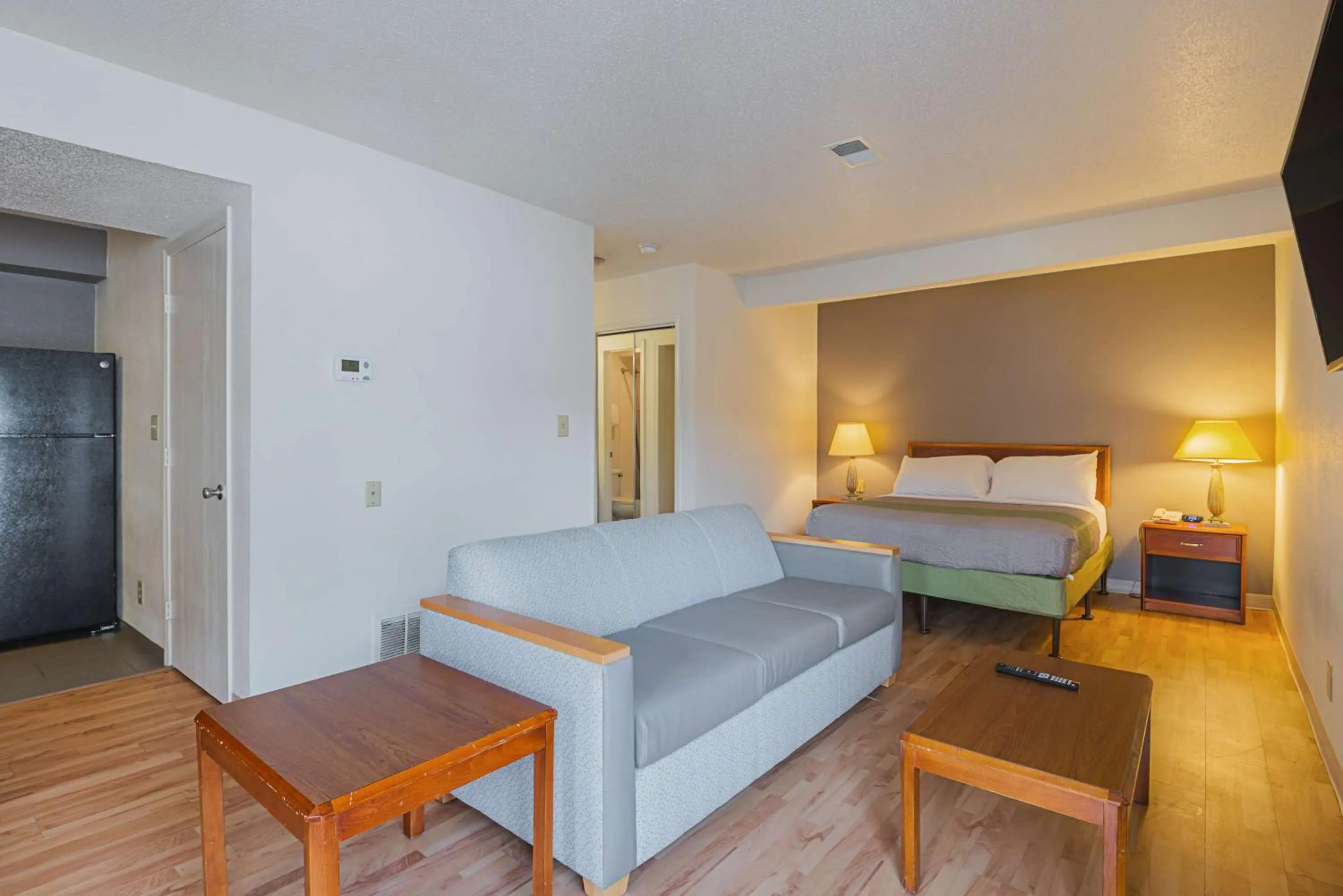 Queen Suite - Smoking in Studio 6-Greensboro, NC