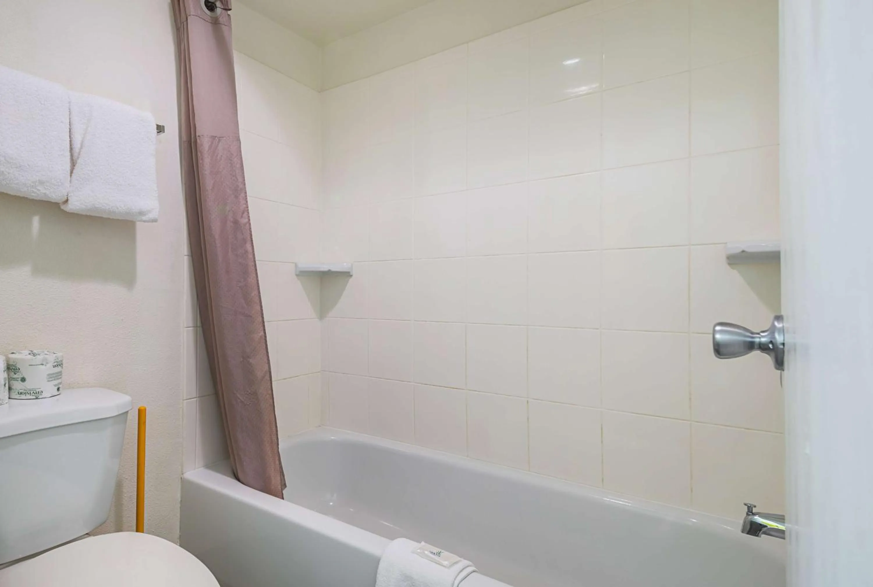 Queen Room - Smoking in Studio 6-Greensboro, NC