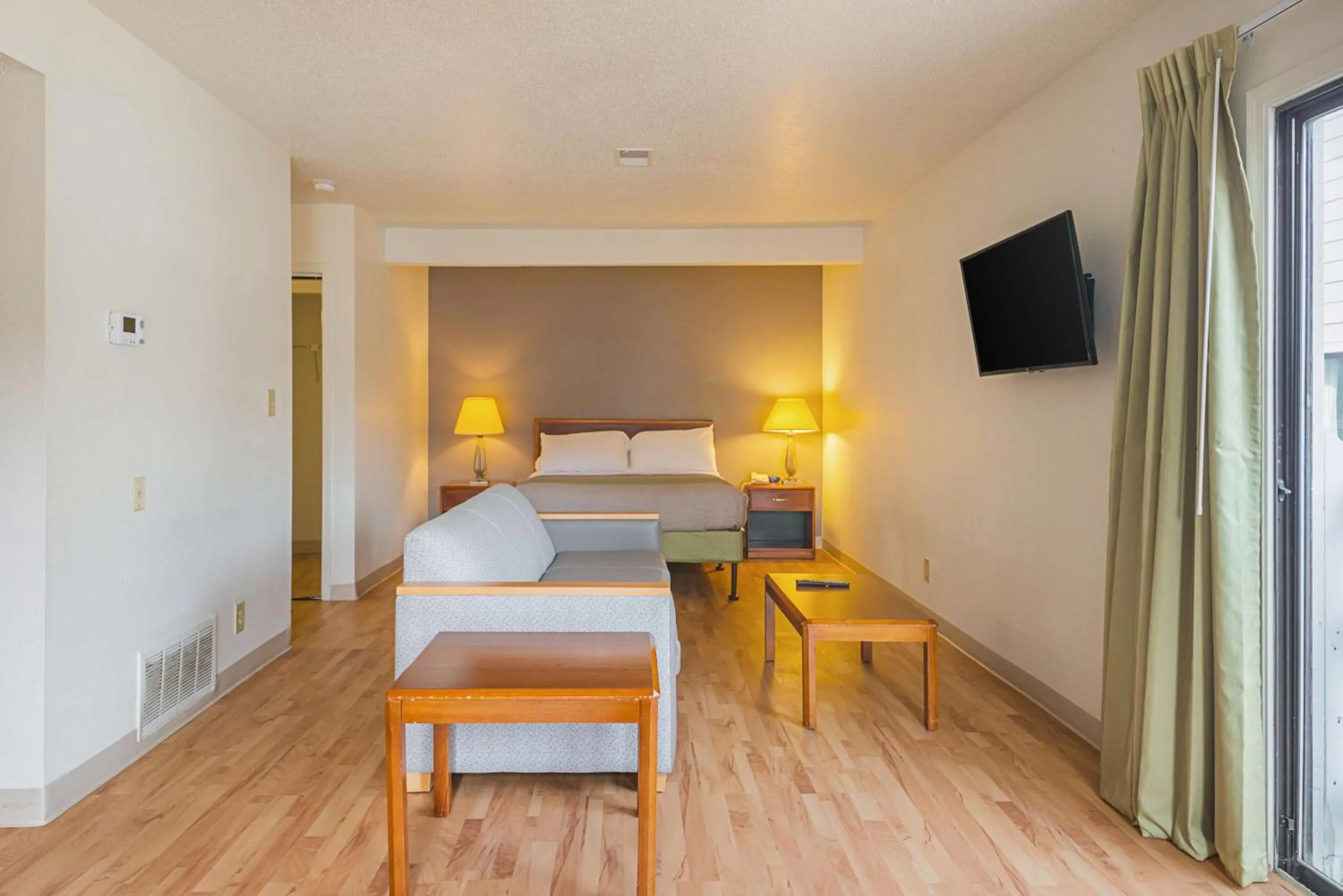 Queen Room - Non-Smoking in Studio 6-Greensboro, NC