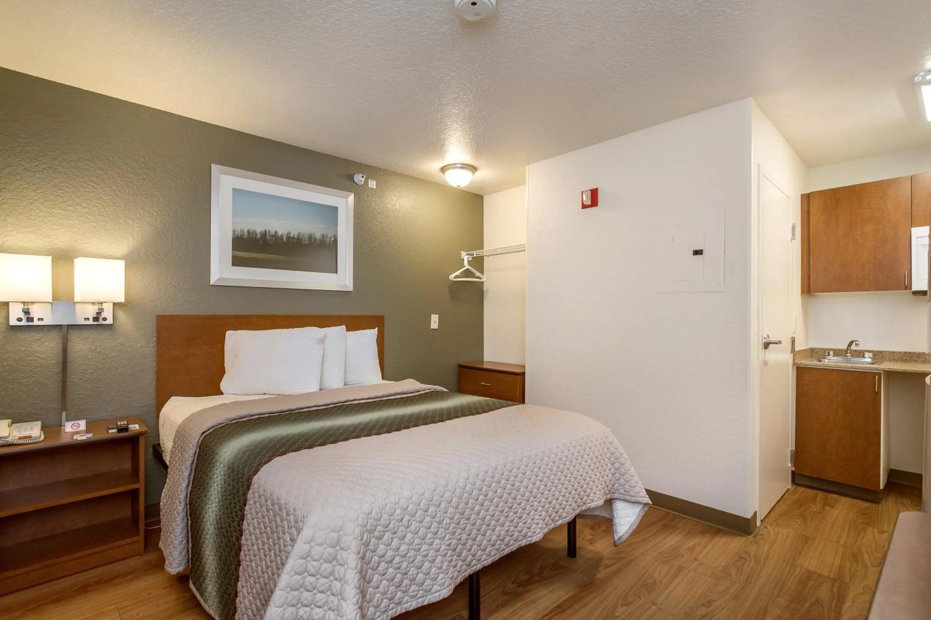  Studio Queen Room Disability Access Non-Smoking in HomeTowne Studios by Red Roof Philadelphia - Maple Shade, NJ