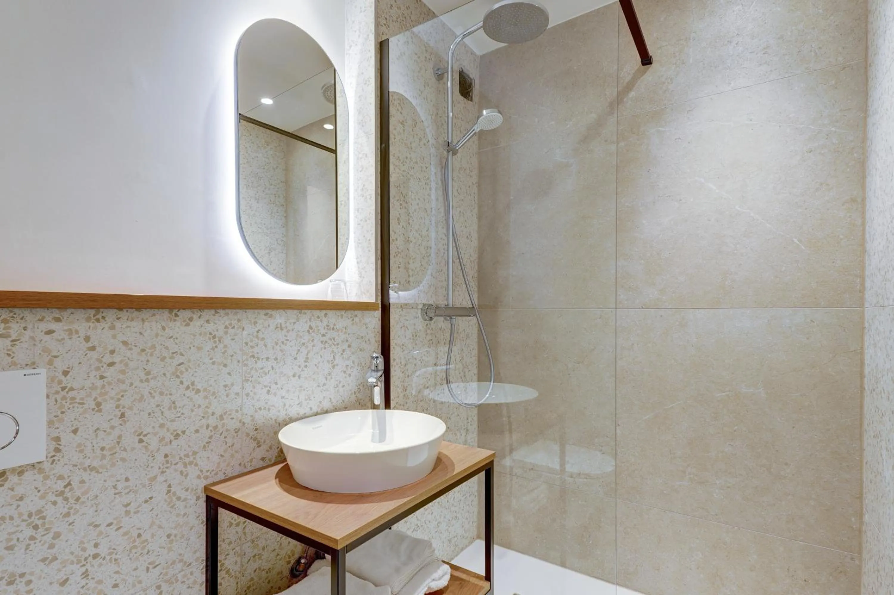 Quadruple Room in Kyriad Marseille Palais Des Congrès – Vélodrome