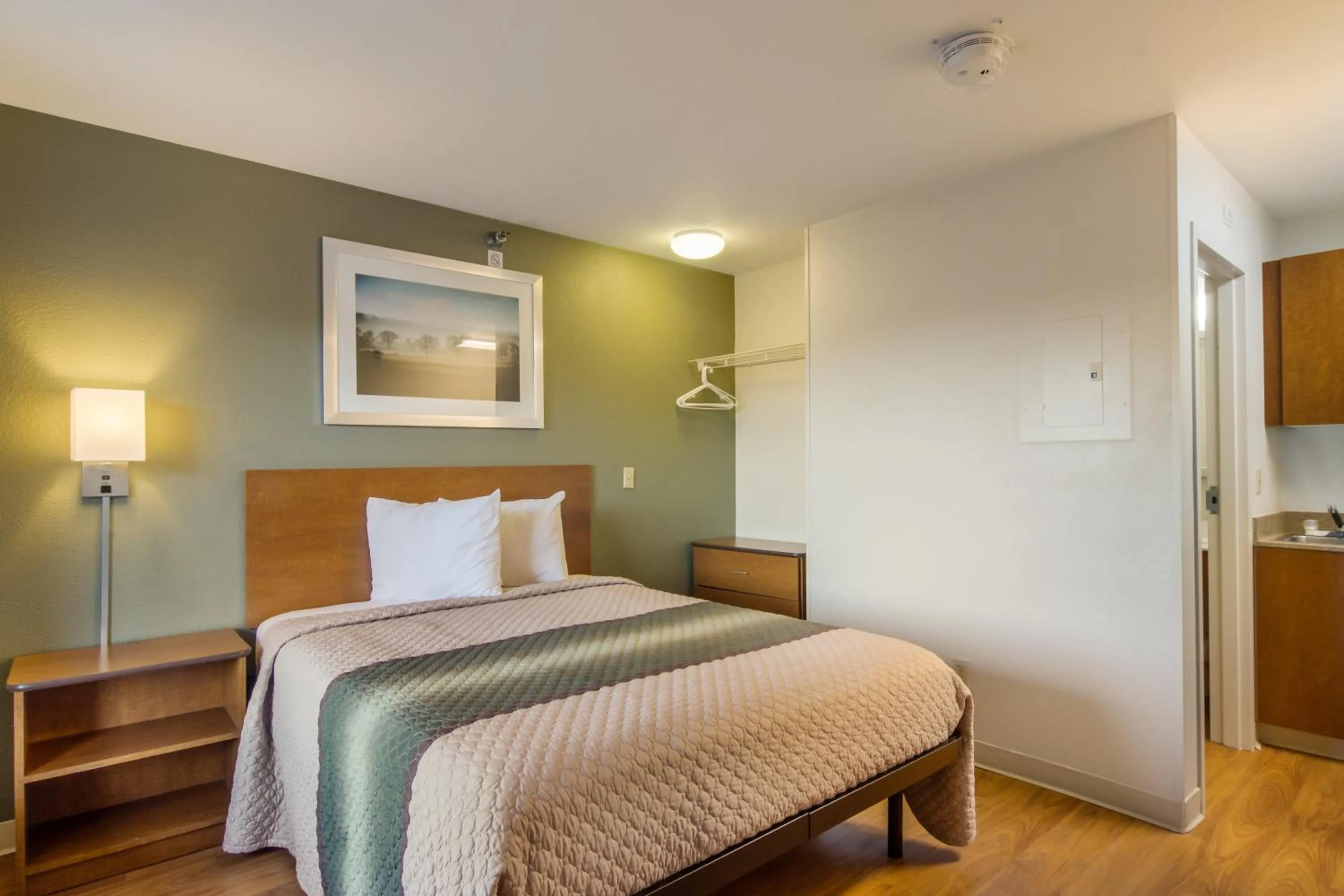 Studio with One Queen Bed Non-Smoking in HomeTowne Studios by Red Roof Denver - Glendale/ Cherry Creek