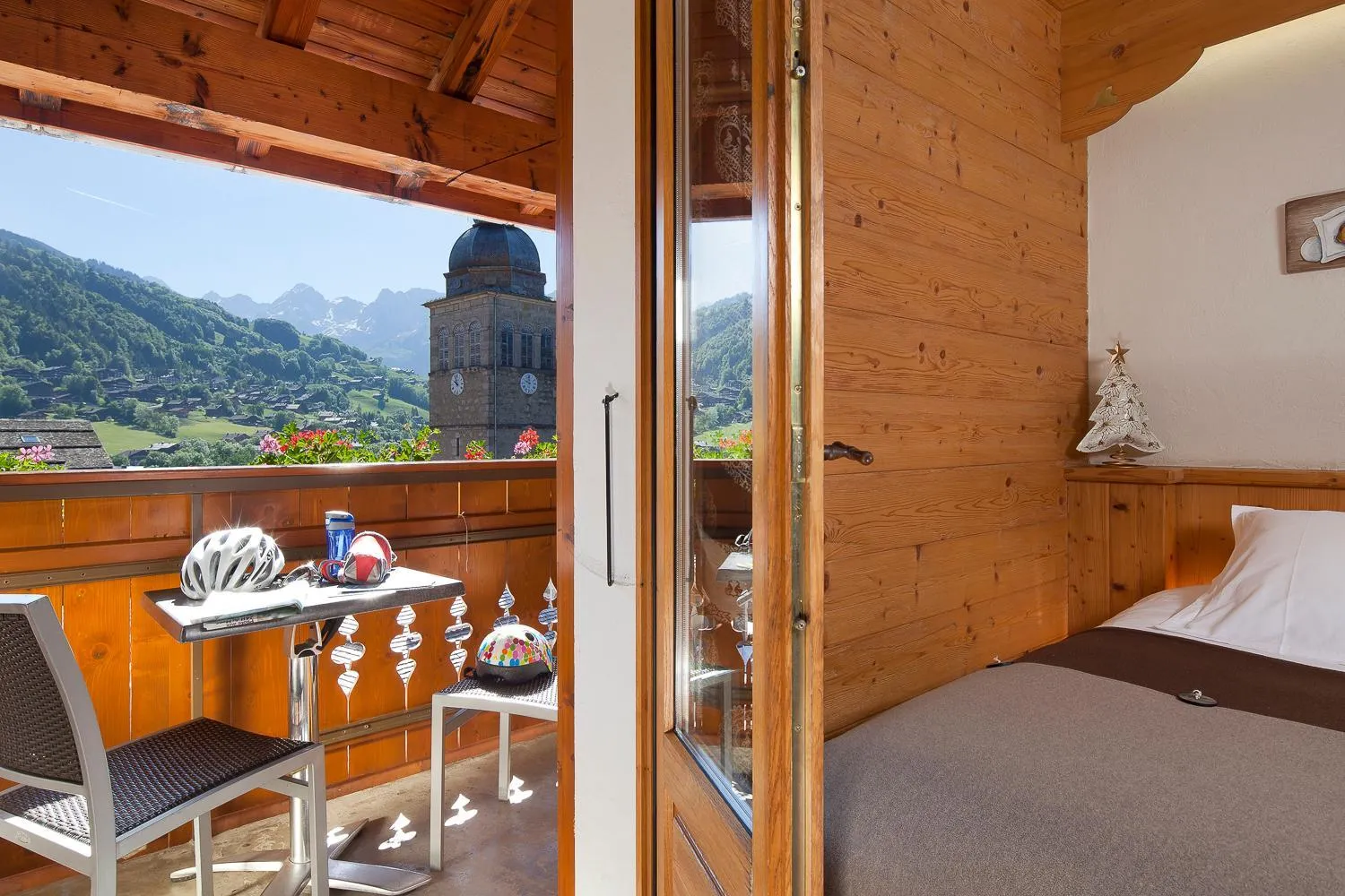 Attic Double Room with balcony in Logis La Croix-Saint-Maurice