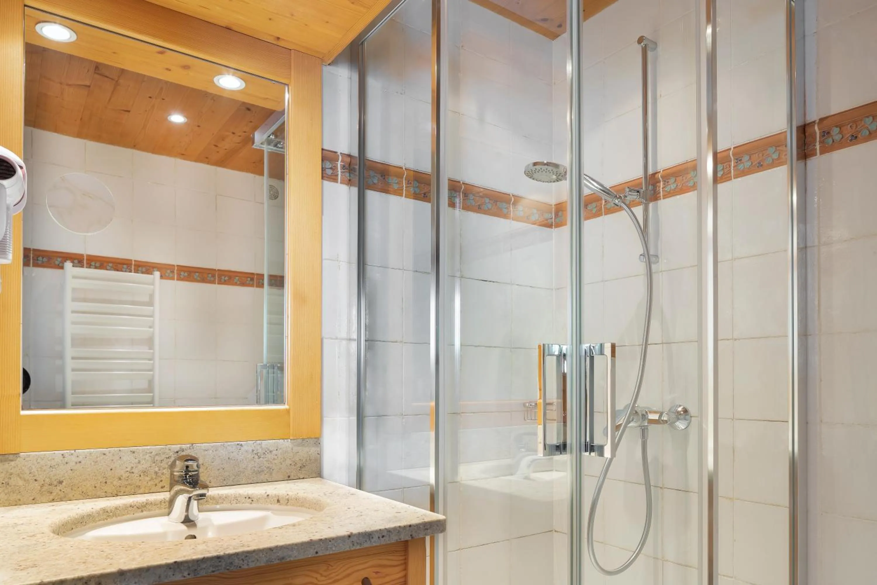 Comfort Double Room with Balcony and Mountain View in Logis La Croix-Saint-Maurice