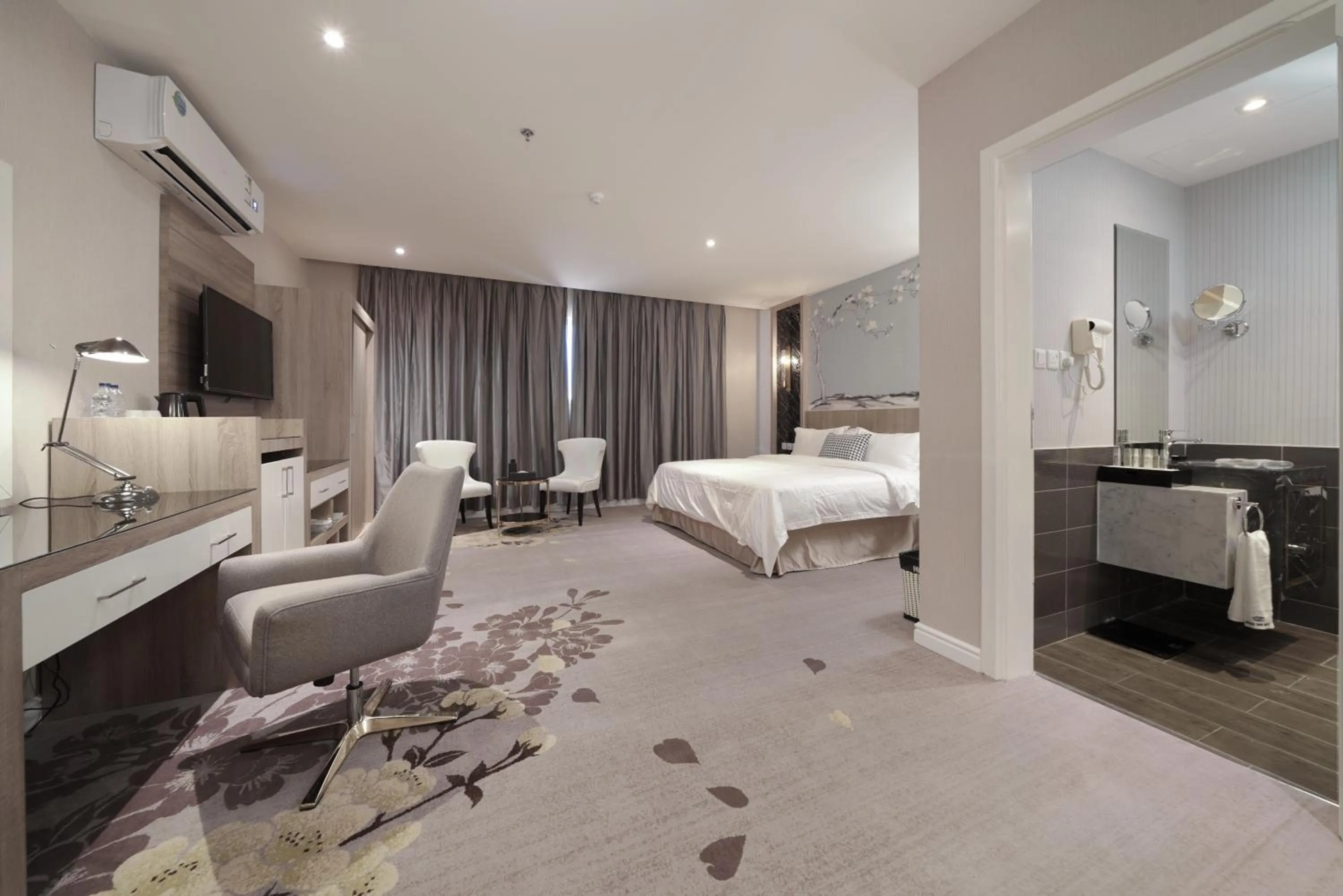 Deluxe Queen Room in Swiss In Park Tabuk