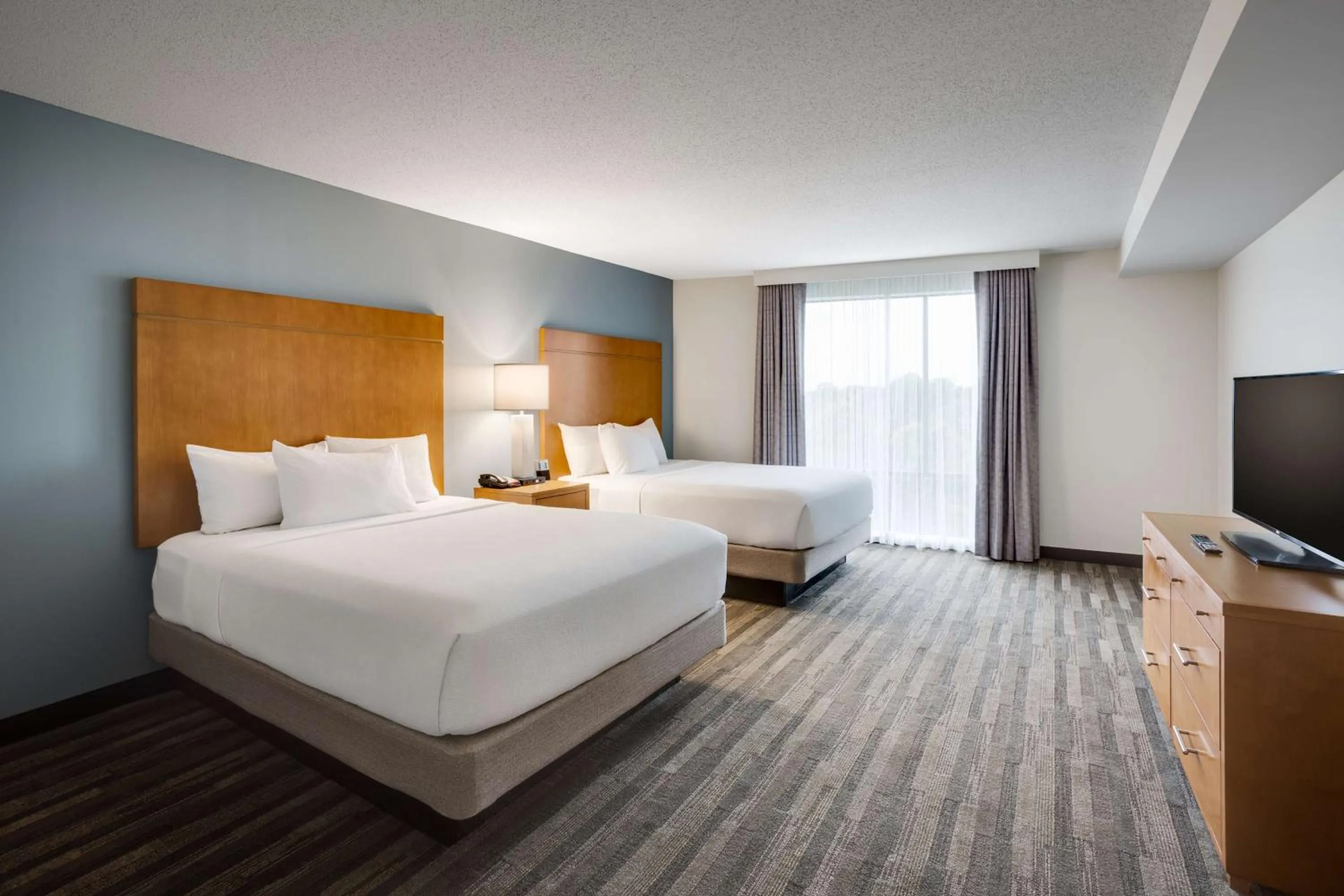 Queen Room with Two Queen Beds and Roll-In Shower - Disability Access in Hyatt House Hartford North/Windsor