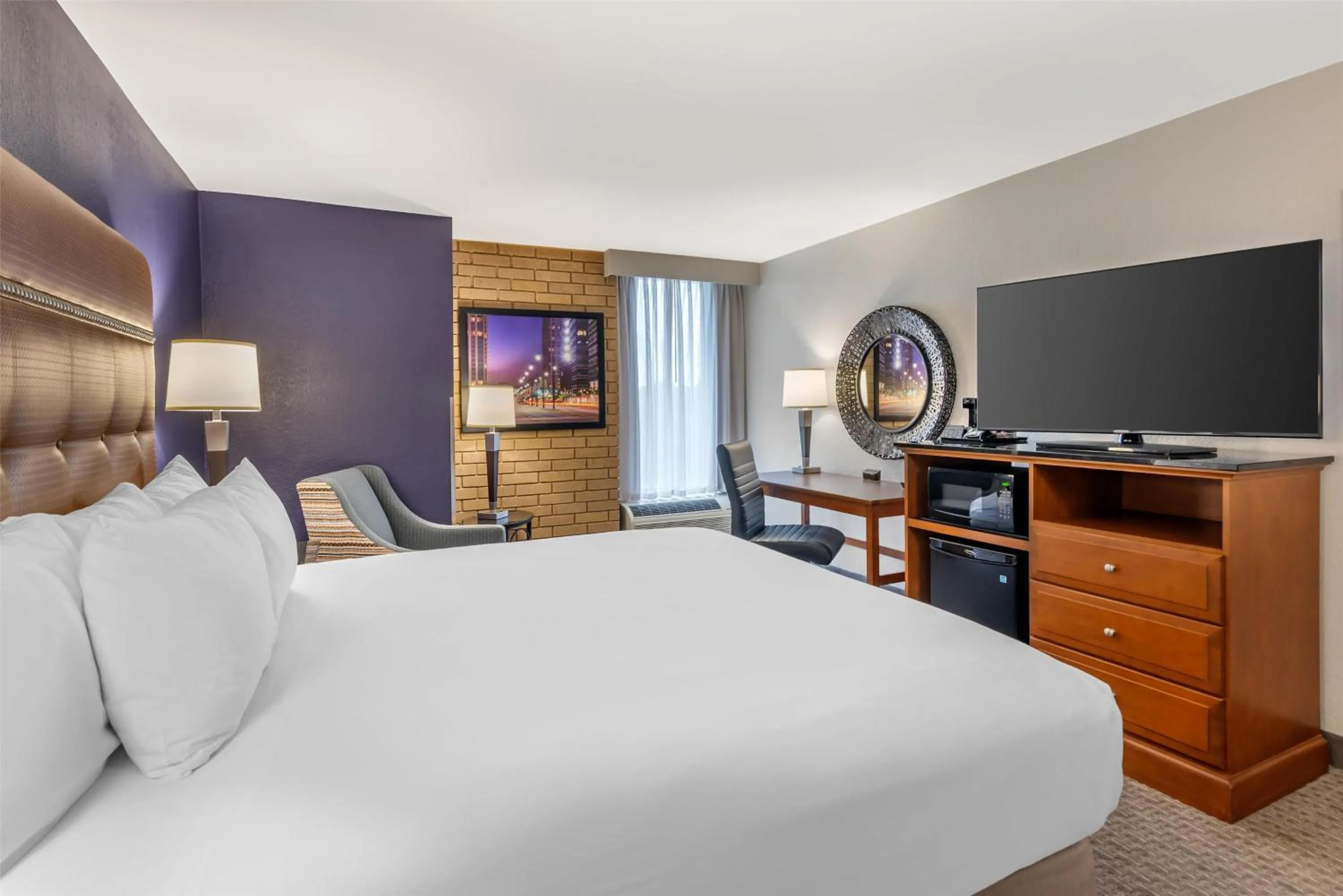 Deluxe King Room - Accessible, Roll-in Shower in Drury Inn & Suites Atlanta Morrow