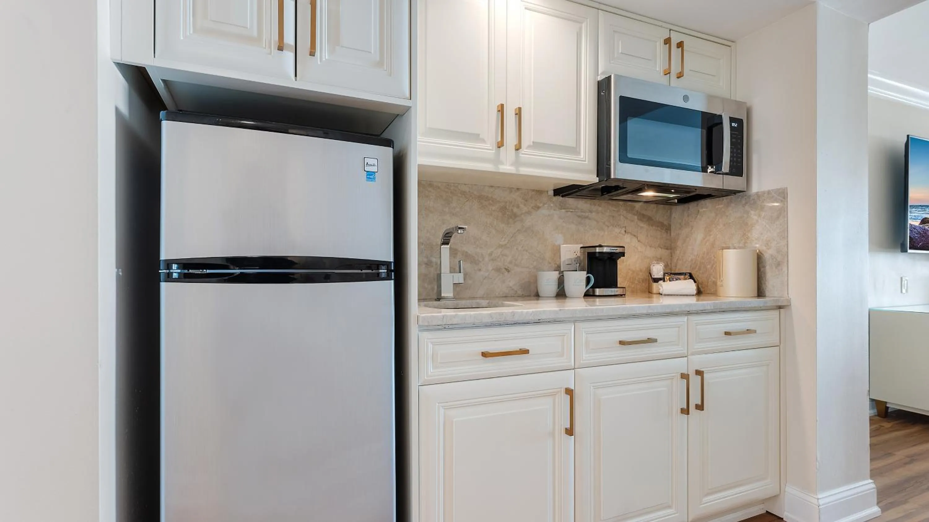 Premium Queen Side Ocean View in La Mer Beachfront Resort