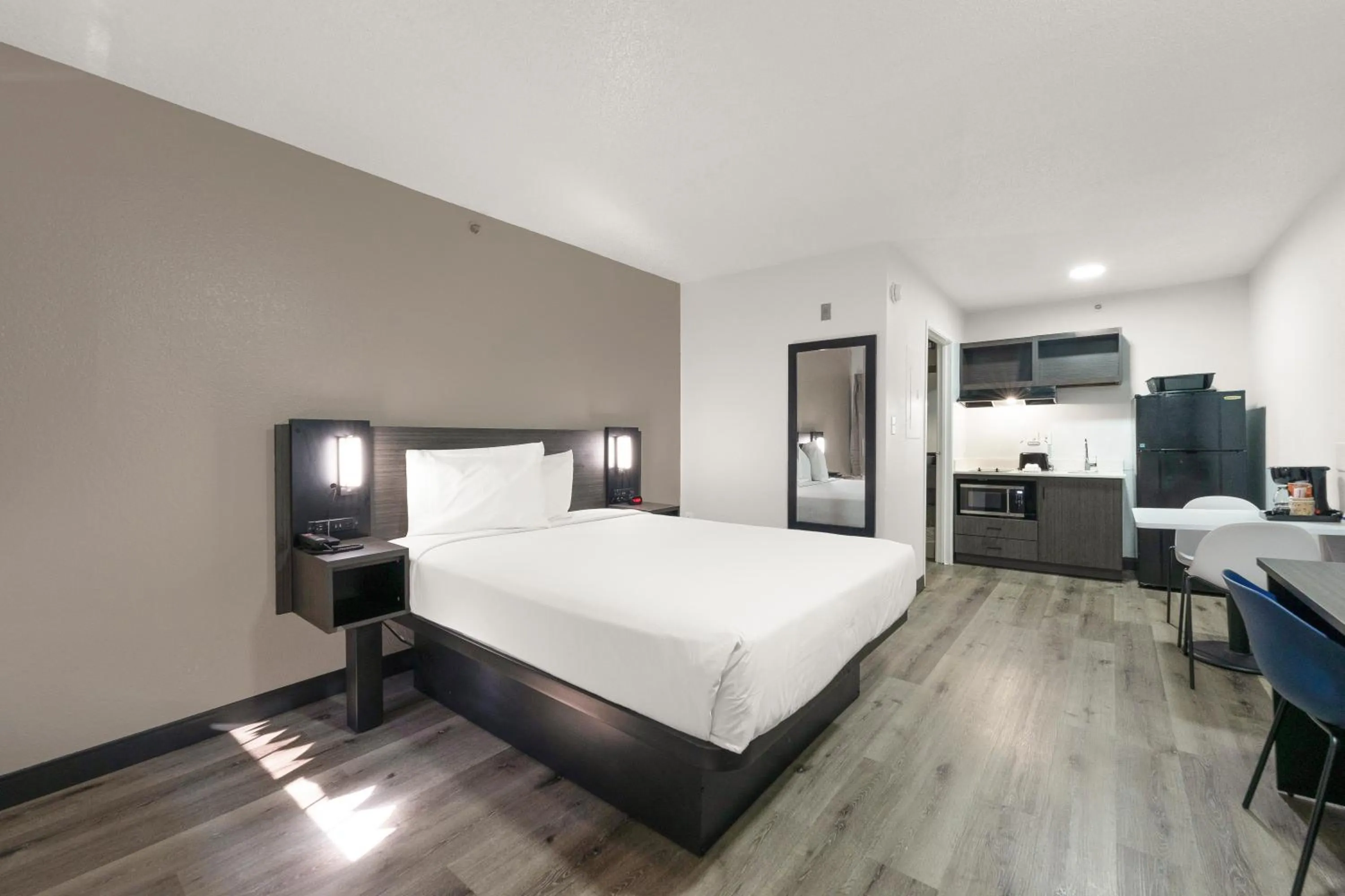 Deluxe Queen Room - Smoking in Studio 6-Tucker, GA - Atlanta Northlake