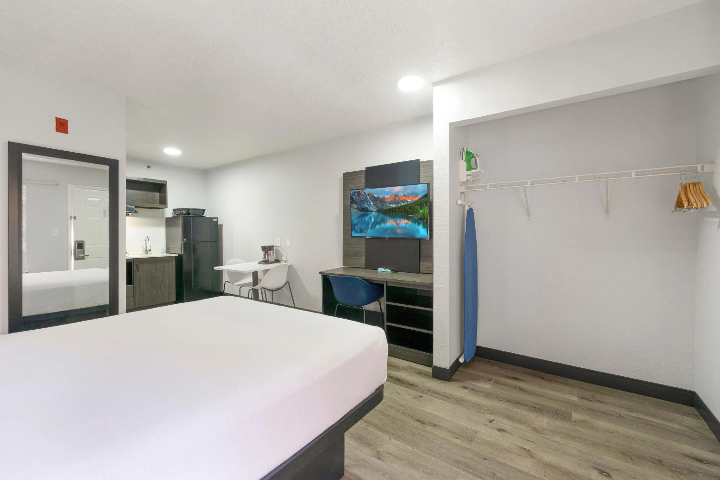 Queen Room - Disability Access - Non-Smoking in Studio 6-Tucker, GA - Atlanta Northlake