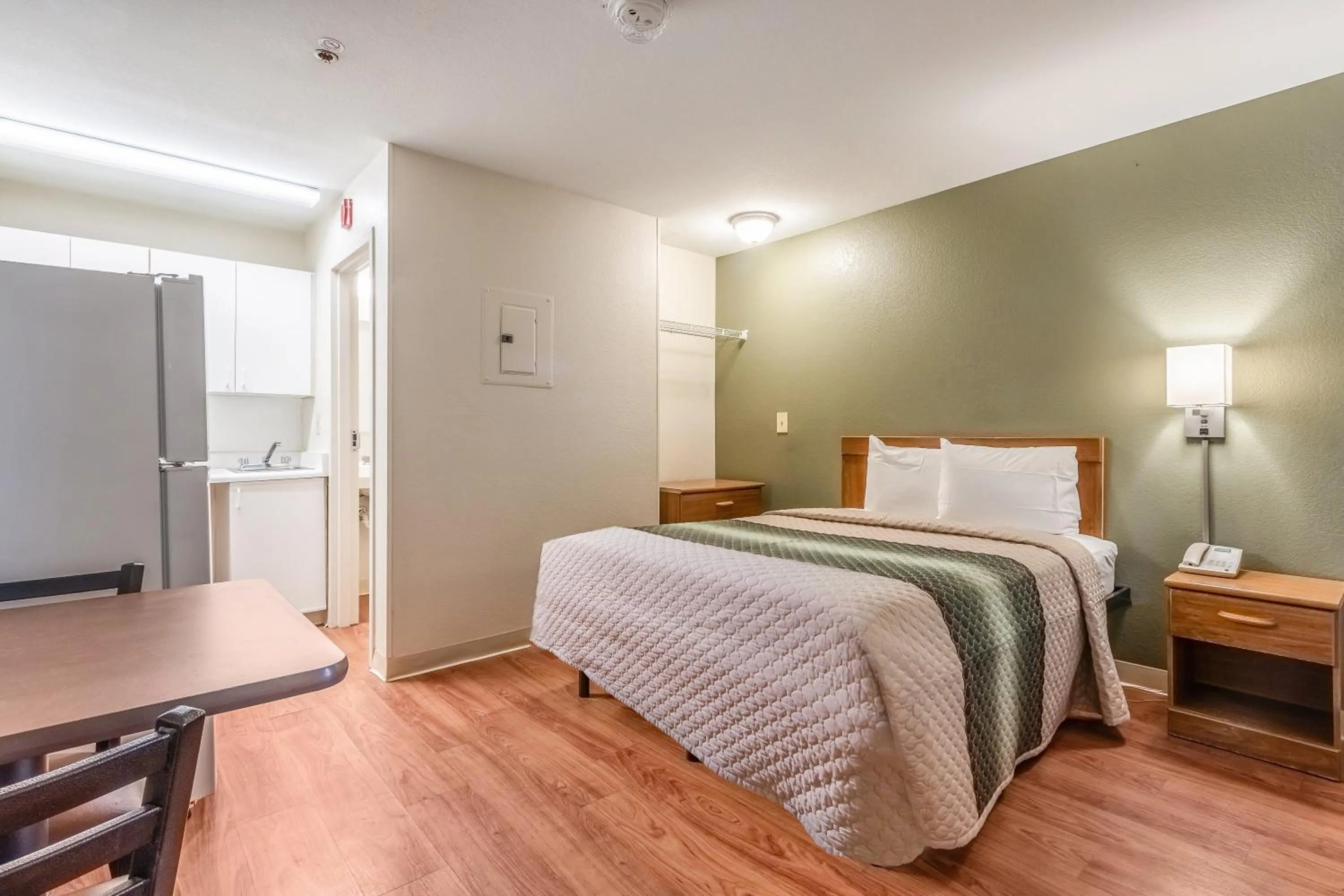 Studio Queen Room Non-Smoking in Studio 51 Extended Stay Hotel