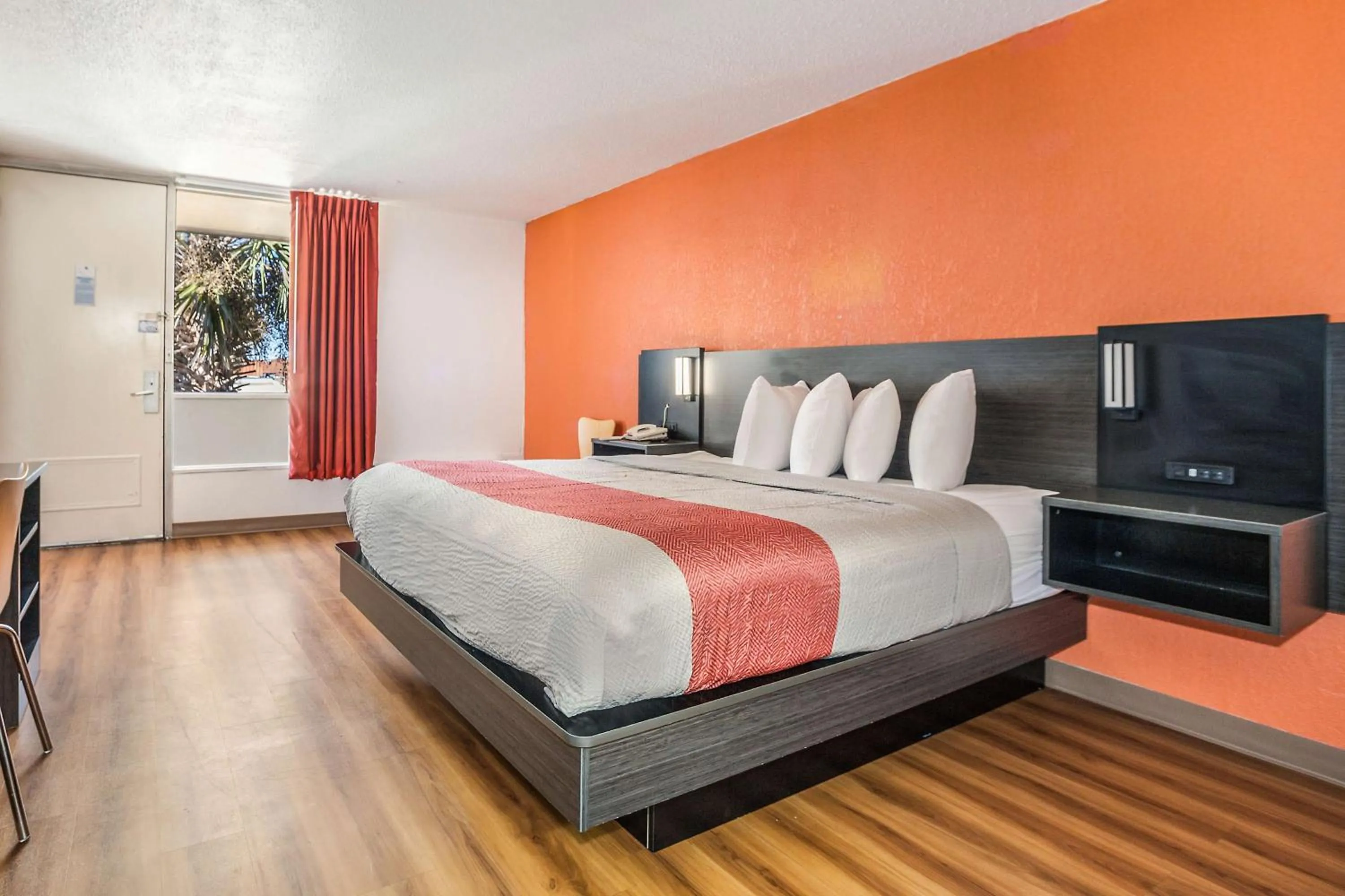 Deluxe King Room - Smoking in Motel 6-Florence, SC