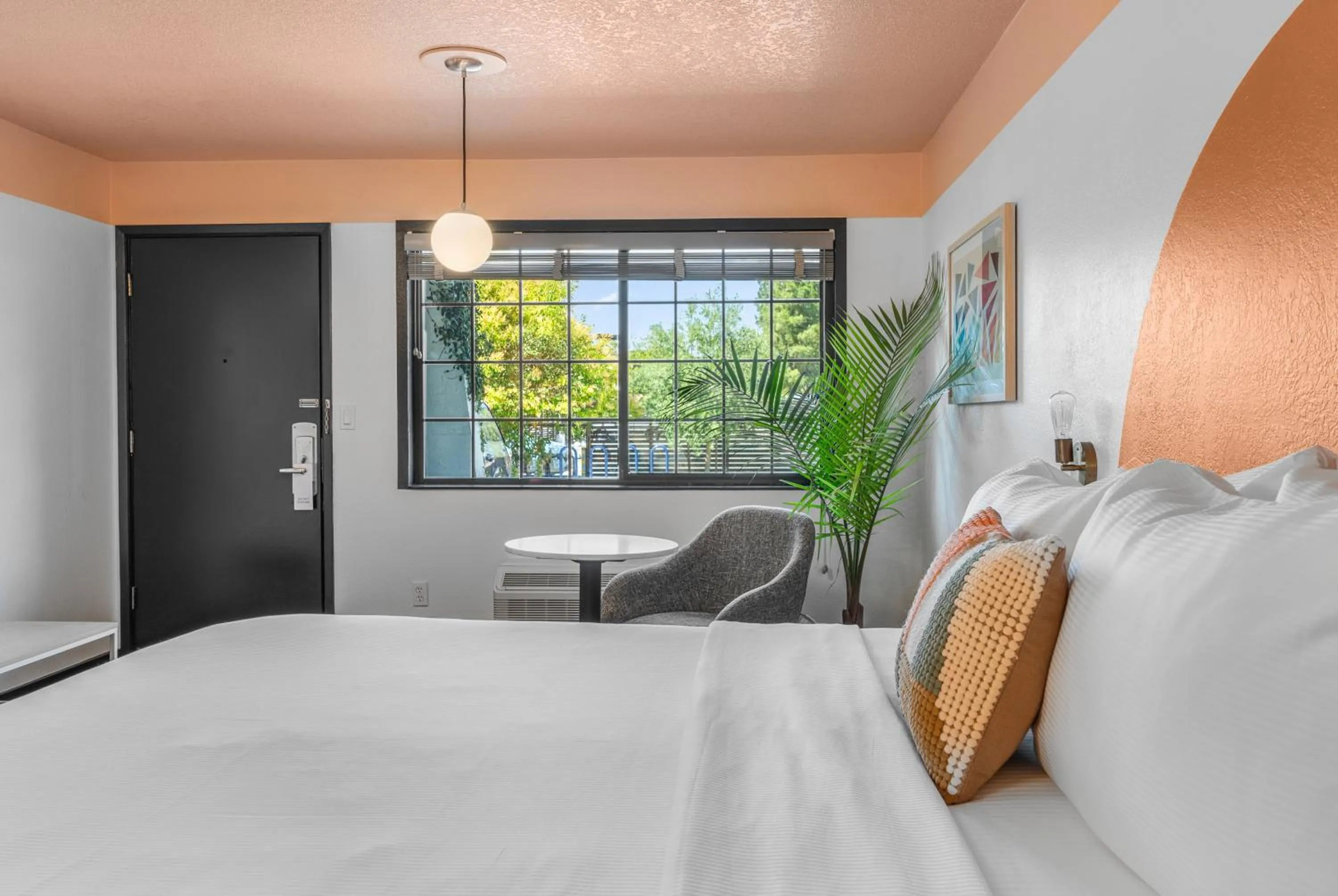 Deluxe Queen Room in The Sandman Santa Rosa Sonoma, an Ascend Collection Hotel