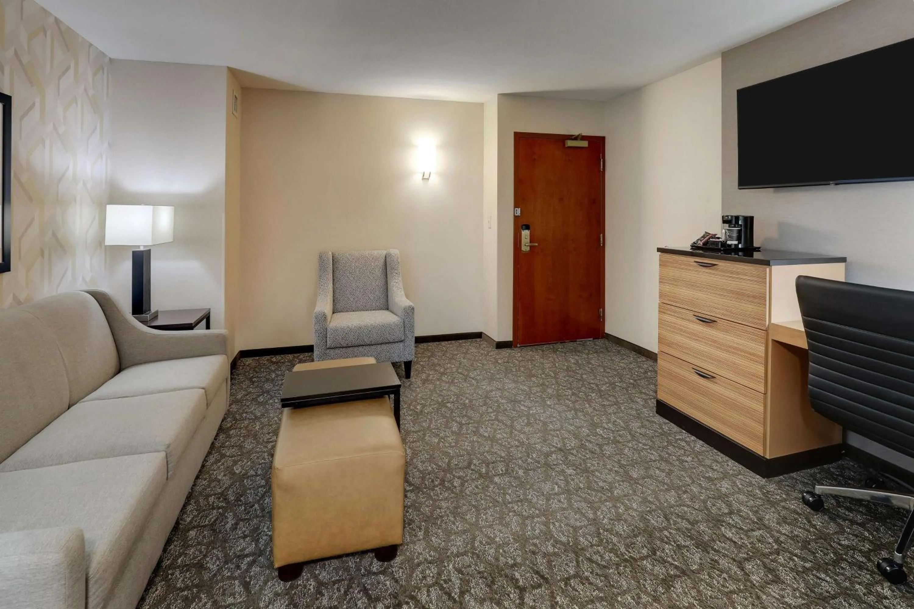 Superior Queen Suite with Sofa Bed - Accessible, Tub in Drury Inn & Suites Birmingham Lakeshore Drive