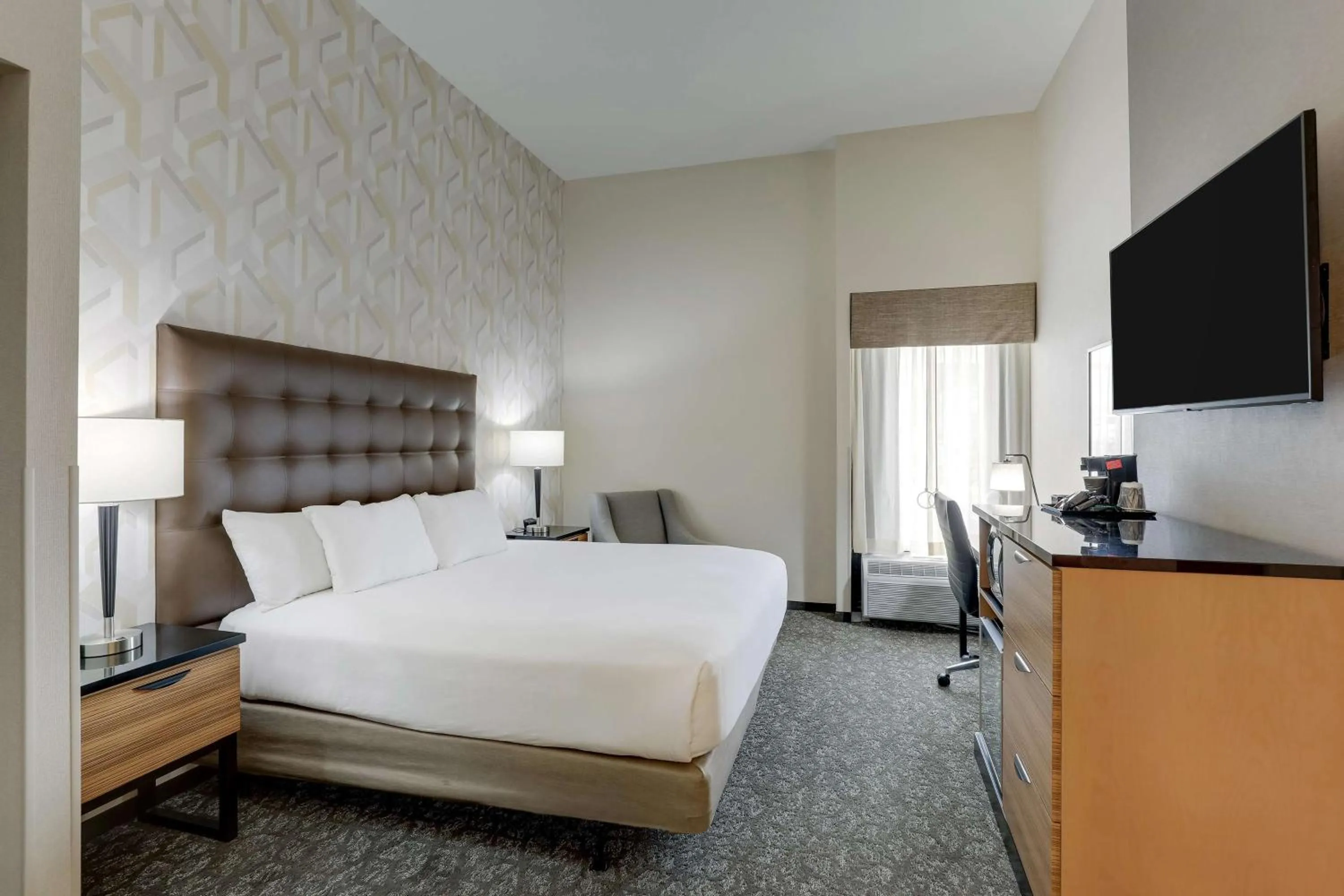 Deluxe King Room - Accessible, Roll-in Shower in Drury Inn & Suites Birmingham Lakeshore Drive