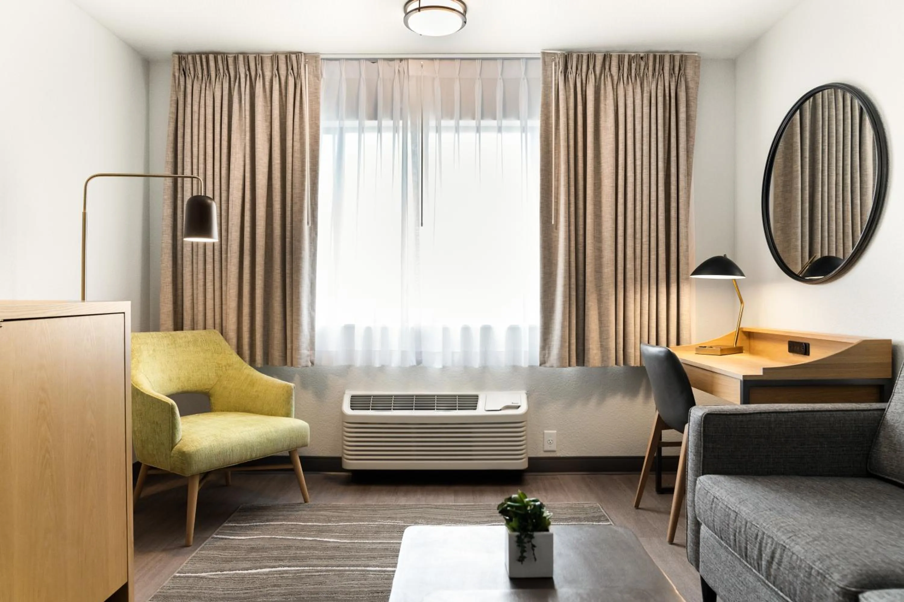 Executive 2 Queen Suite in Oxford Suites Redding